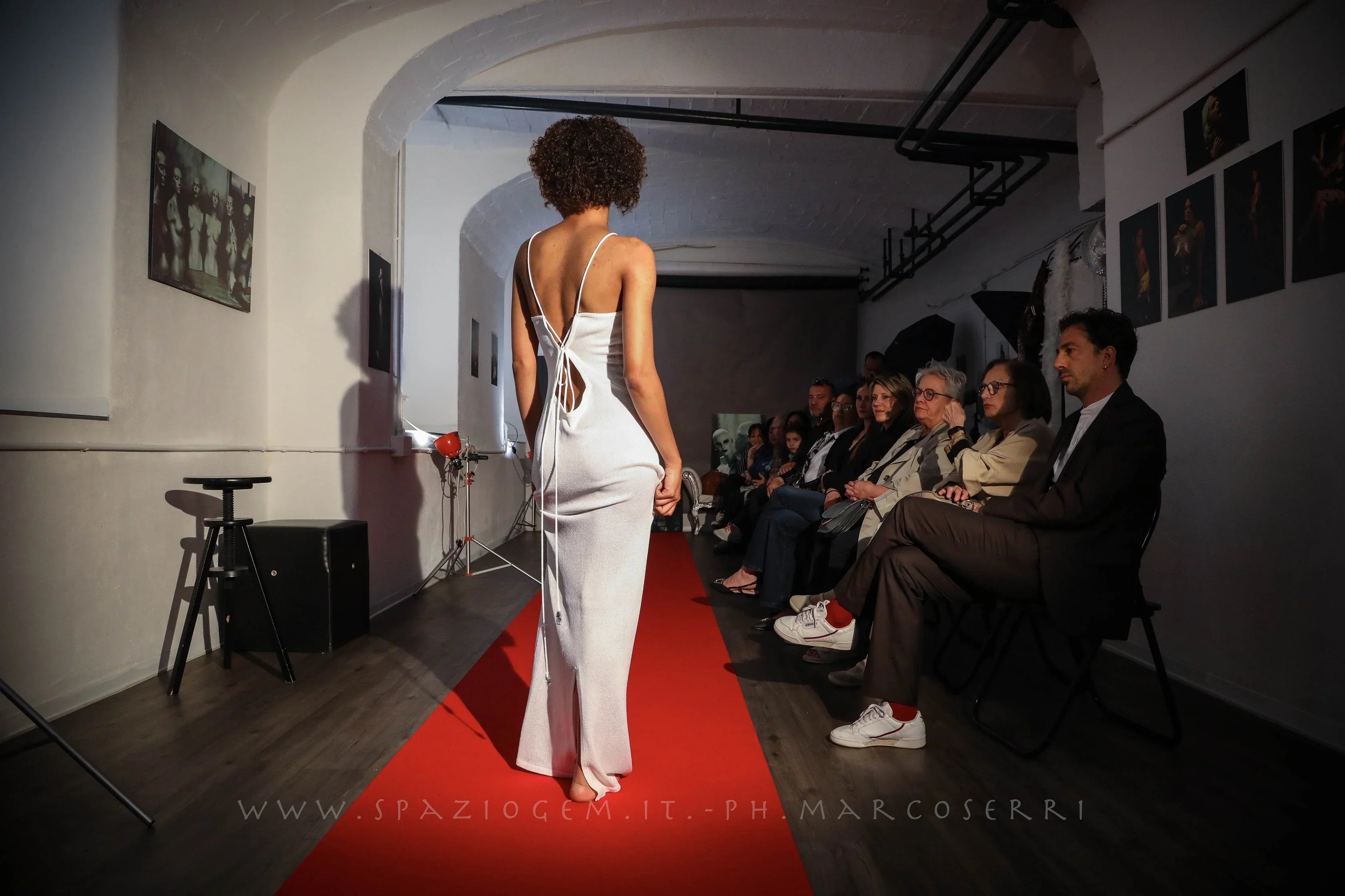 FRAGILE – Quando la moda parla all’anima: il successo della performance firmata Mela Wedding - Mela Wedding
