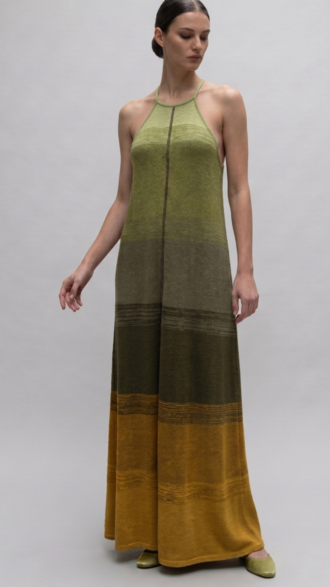 Abito lungo da donna in pregiata viscosa naturale con scollo all'americana e profonda schiena scoperta. Sfumatura dal verde salvia al verde bosco fino al giallo oro. Realizzato a mano a Roma, 100% Made in Italy.