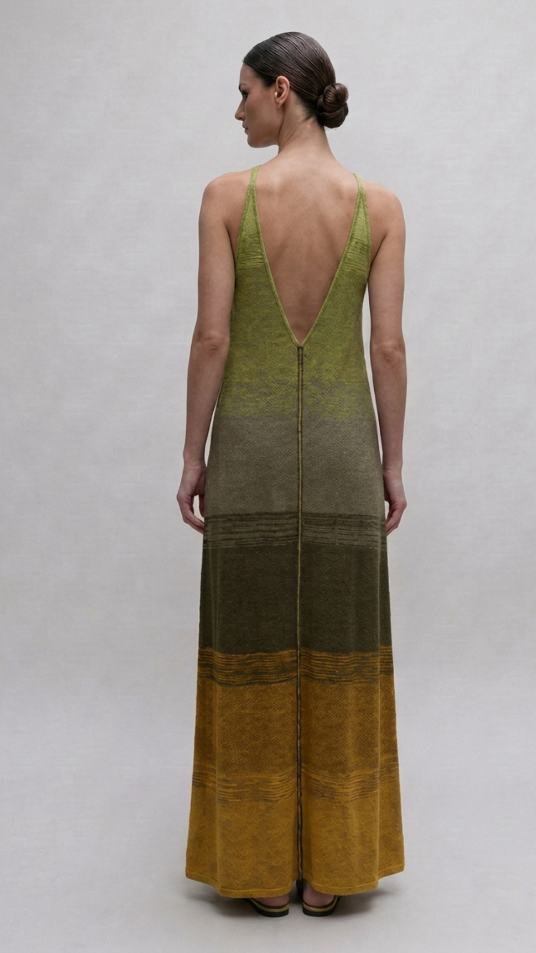 Retro dell'Abito lungo da donna in pregiata viscosa naturale con scollo all'americana e profonda schiena scoperta. Sfumatura dal verde salvia al verde bosco fino al giallo oro. Realizzato a mano a Roma, 100% Made in Italy.
