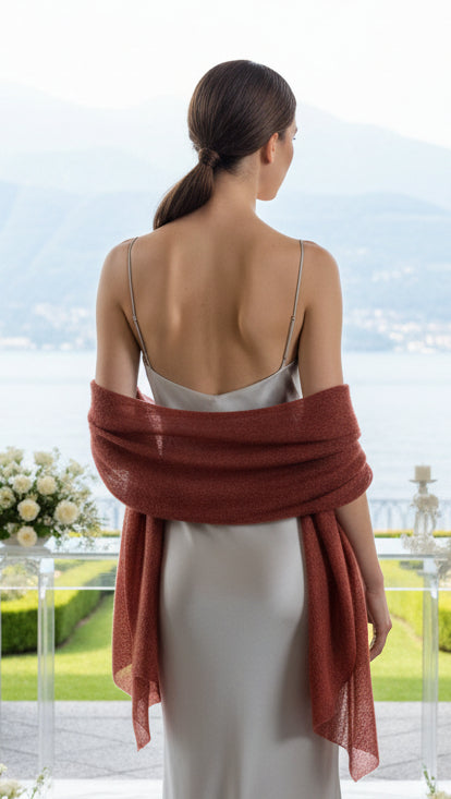 semitrasparenza e leggerezza della stola in mohair color ruggine