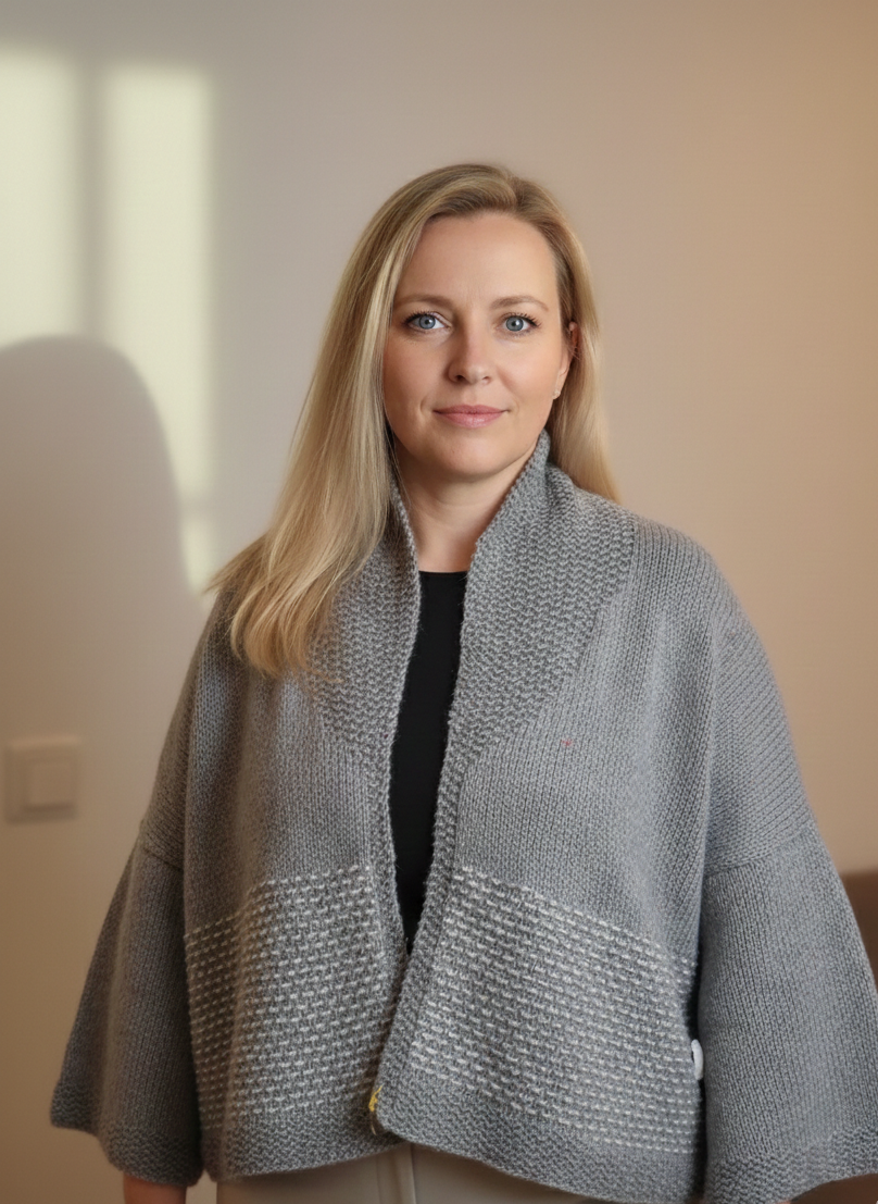 Splendido cardigan di cashmere grigio chiaro tweed con ricamo a punto giapponese e modello kimono