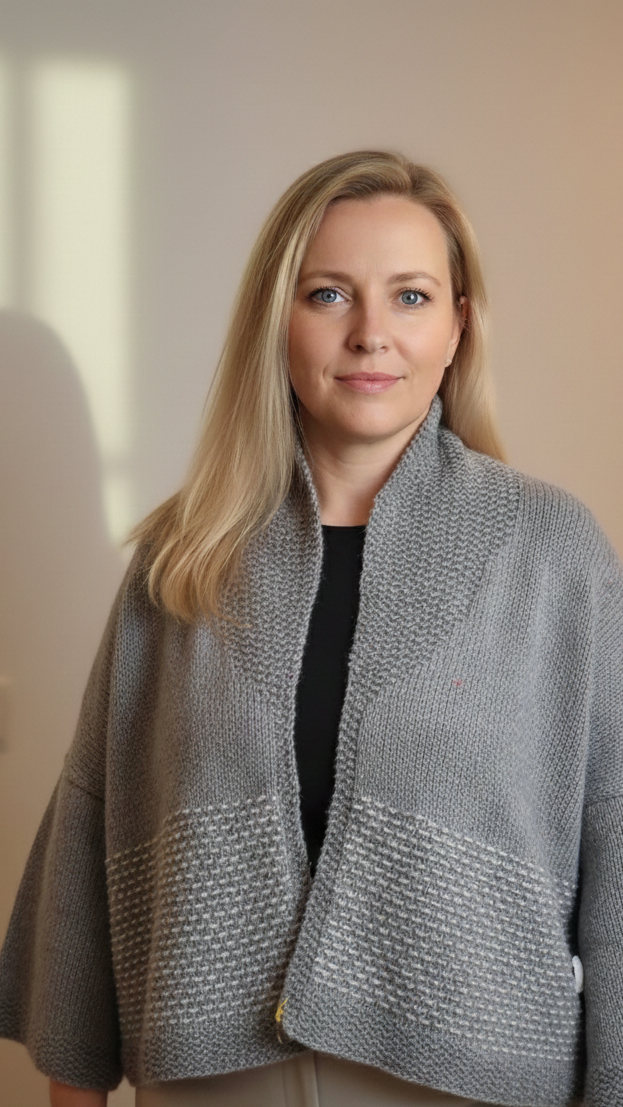 Splendido cardigan di cashmere grigio chiaro tweed con ricamo a punto giapponese e modello kimono