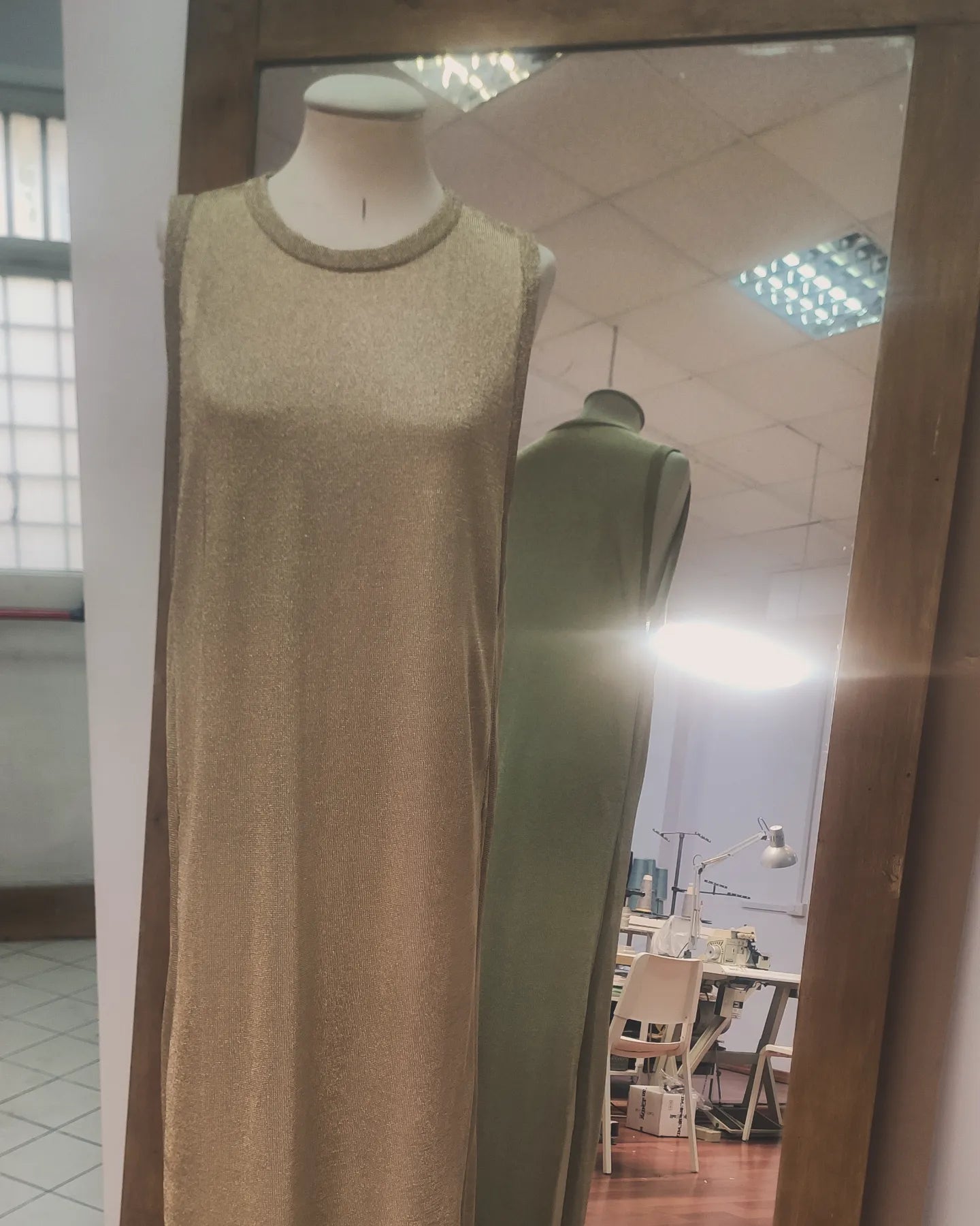 Abito lungo GlamWeave in filato di metallo color oro - Mela Wedding