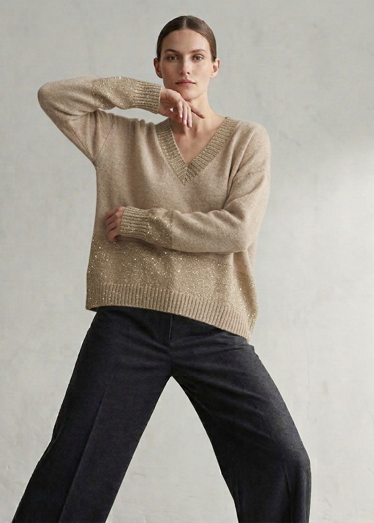 Maglia oversize in puro cashmere 100% con dettagli in lurex oro, scollo a V e polsini. Capo artigianale Made in Italy, elegante e confortevole.