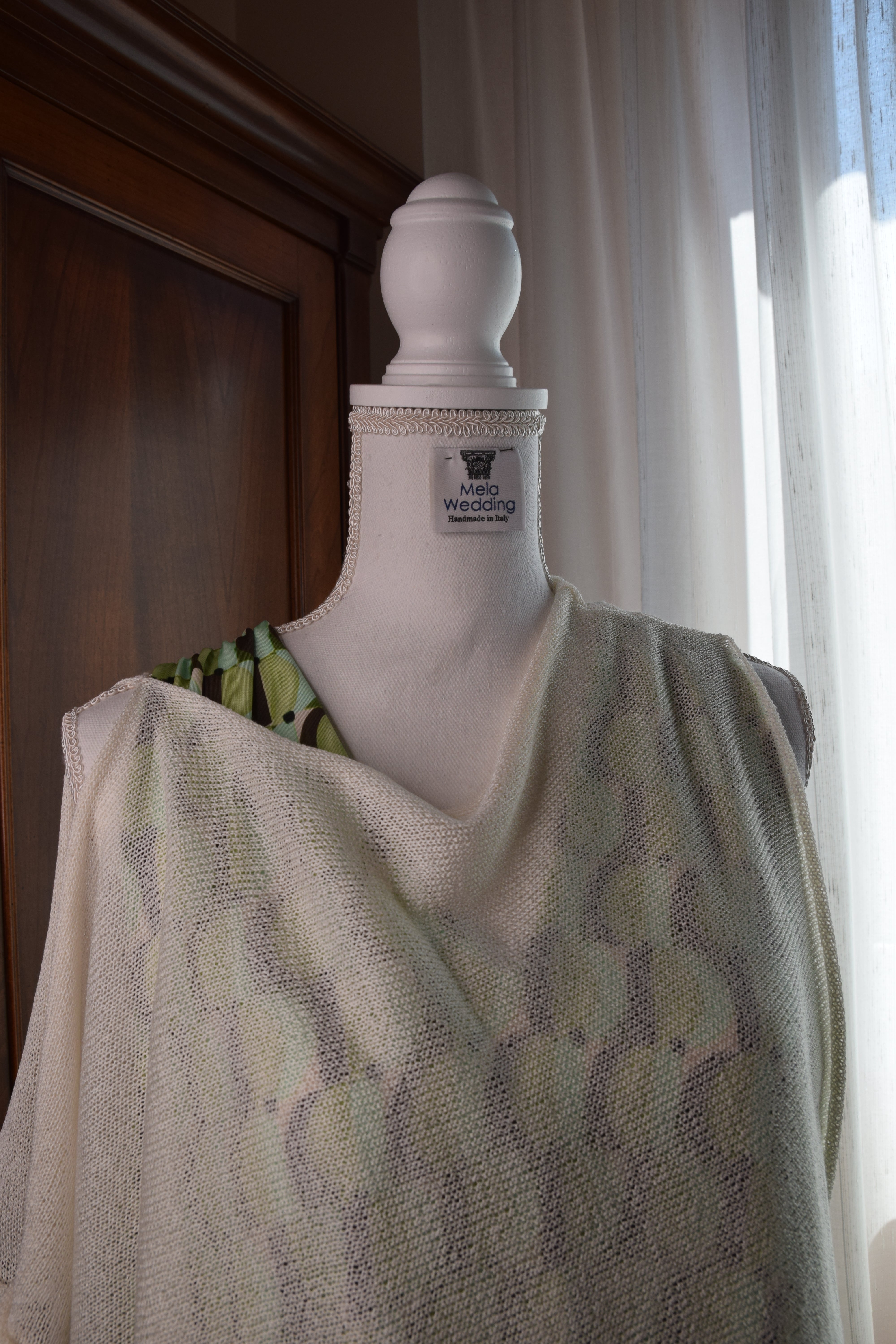 particolare dello scollo e della trasparenza del coprispalle foulard mela wedding bianco