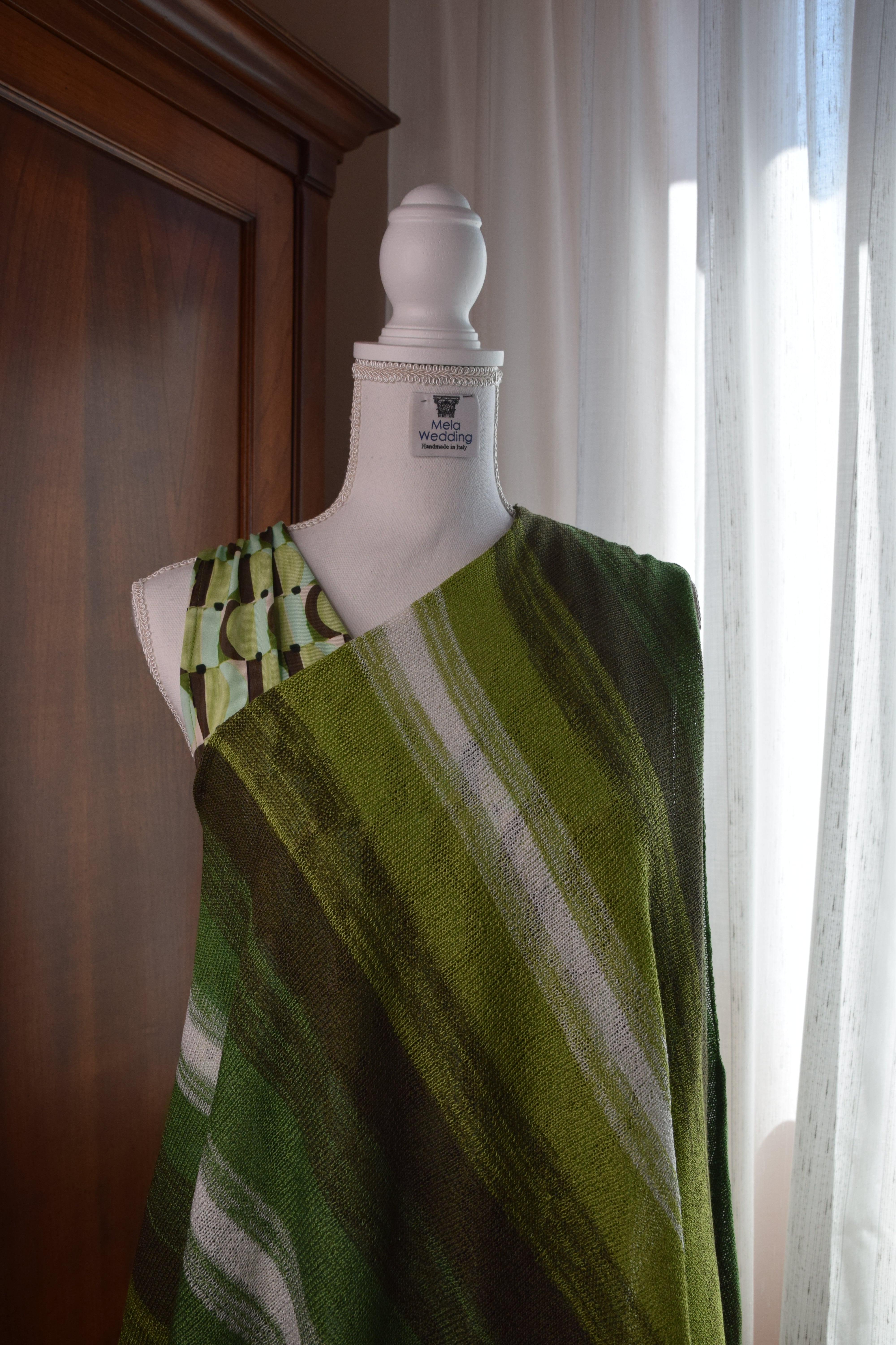 particolare dello scollo del coprispalle foulard mela wedding multicolore