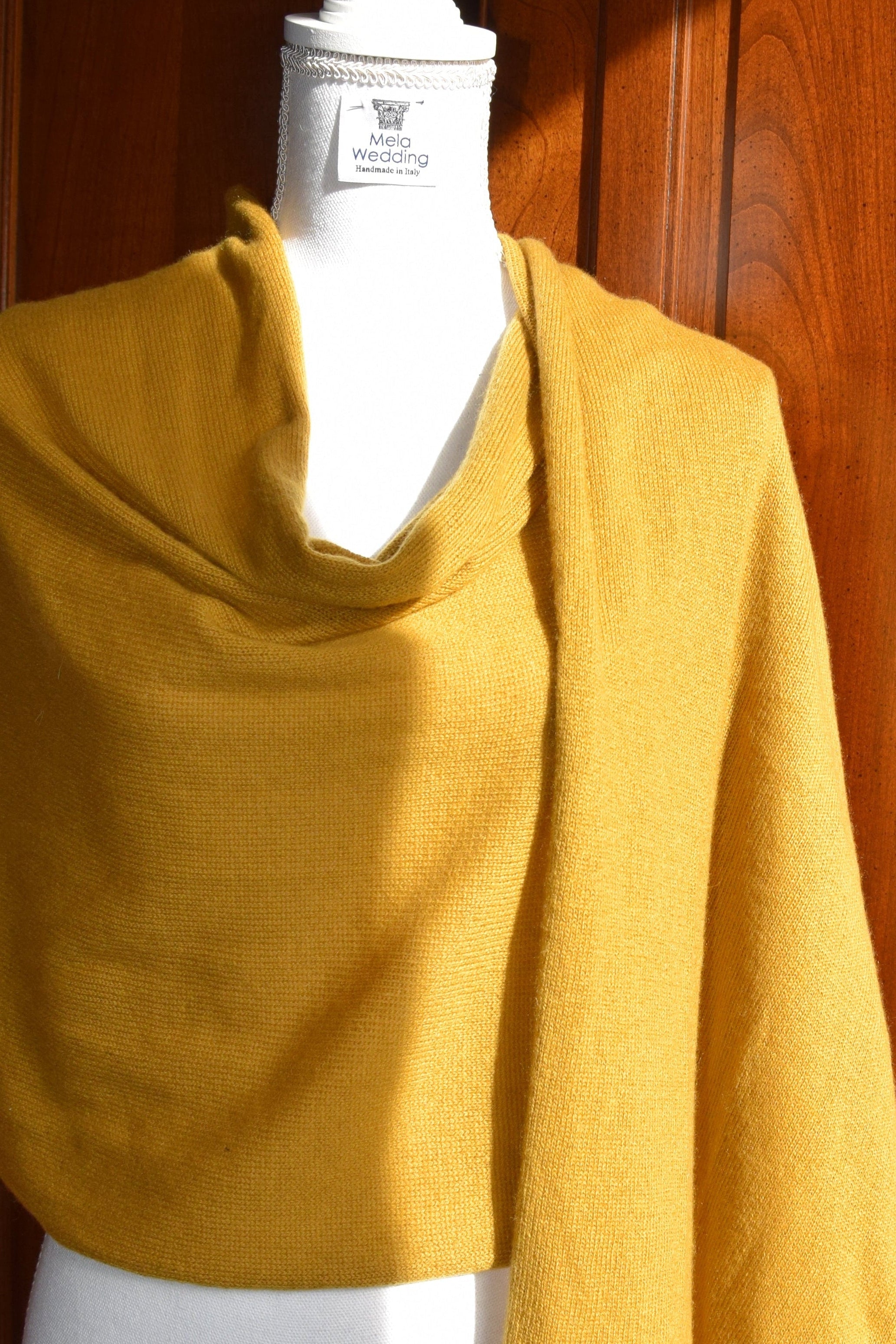 stola in urissimo cashmere colore caramello avvolgente e calda