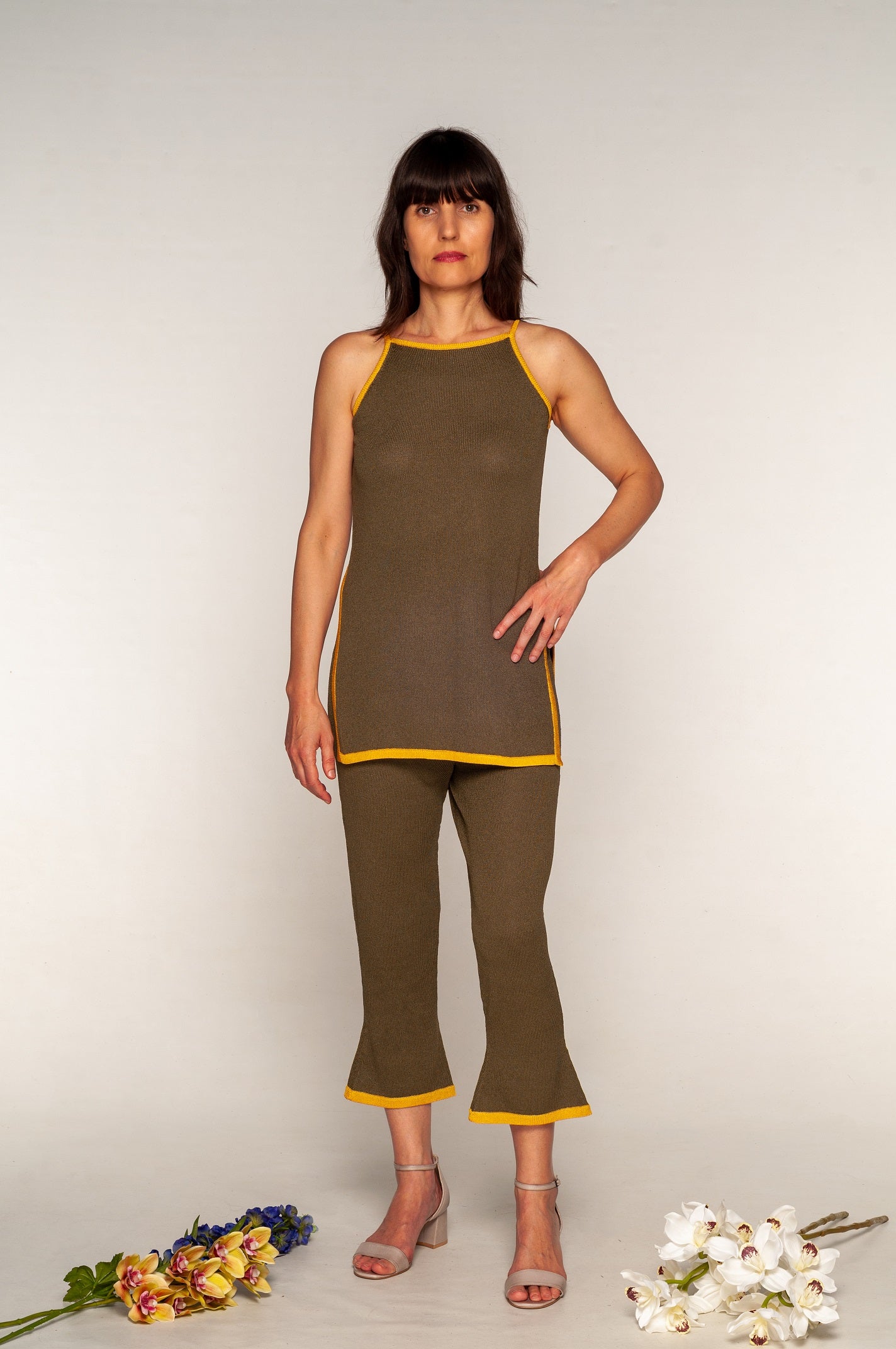 Pantaloni a Trombetta in maglia Viscosa naturale verde oliva con bordo giallo - Mela Wedding