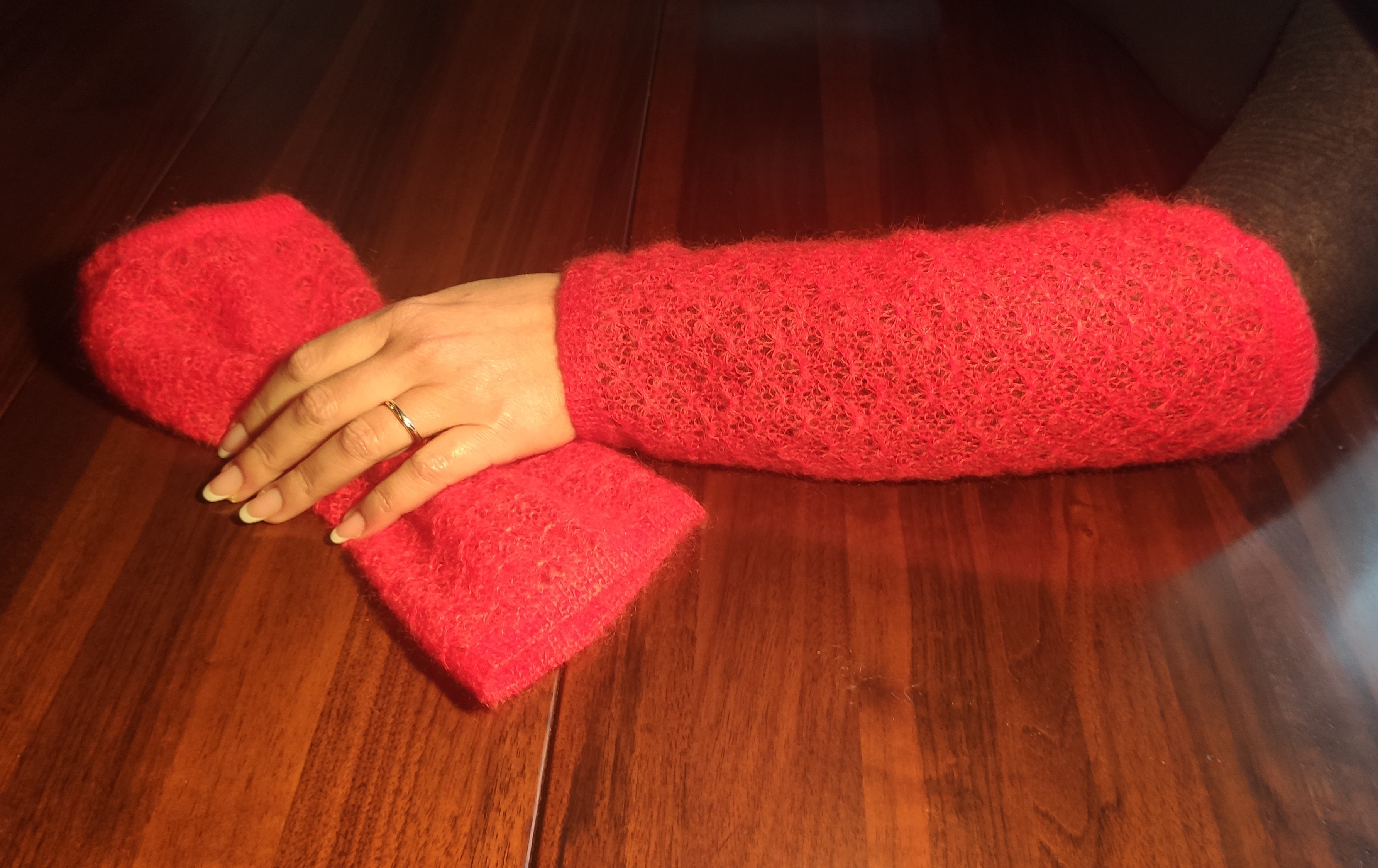 elegante manicotto rosso traforato in mohair
