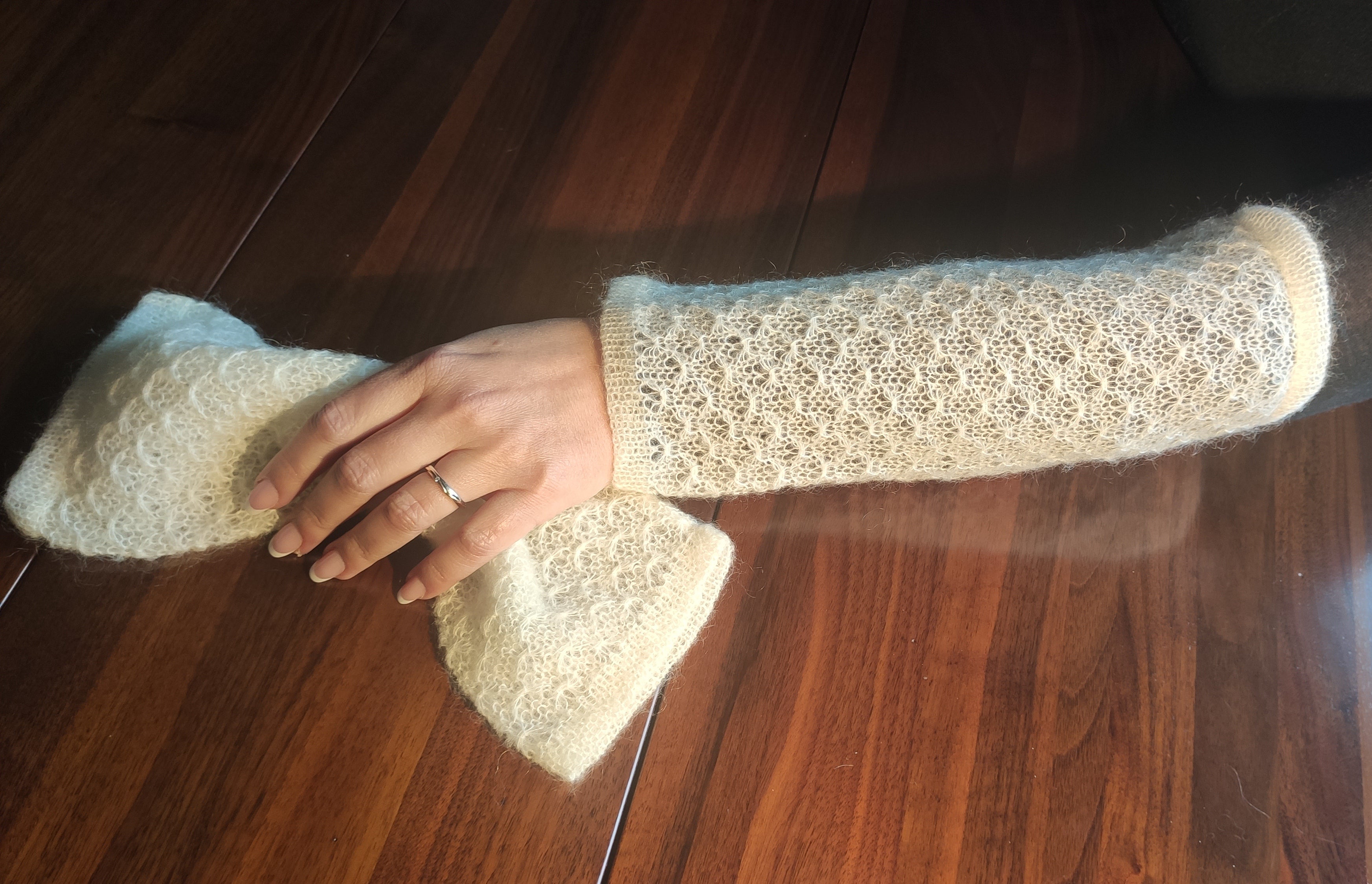eleganti manicotti in mohair con punto traforato