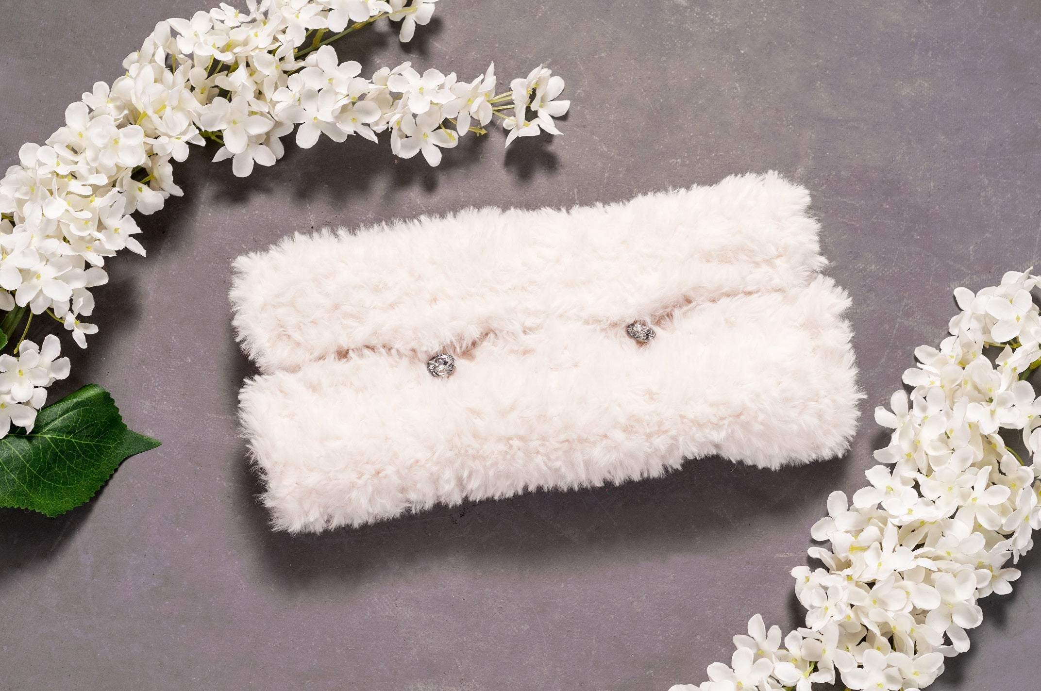 Manicotto Scaldamani Sposa in Eco-pelliccia e due grandi cristalli swarovski - Mela Wedding