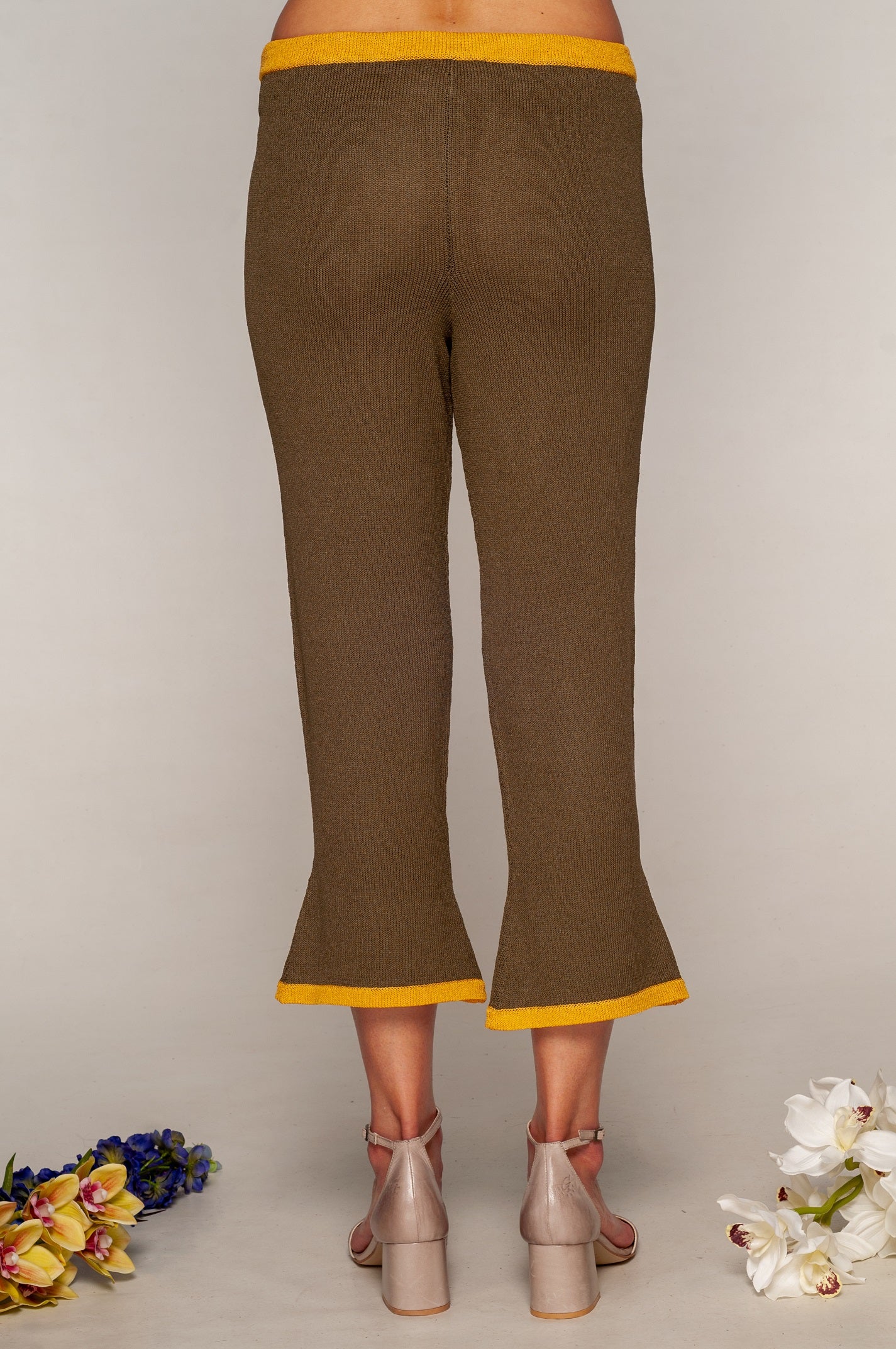 Pantaloni a Trombetta in maglia Viscosa naturale verde oliva con bordo giallo - Mela Wedding