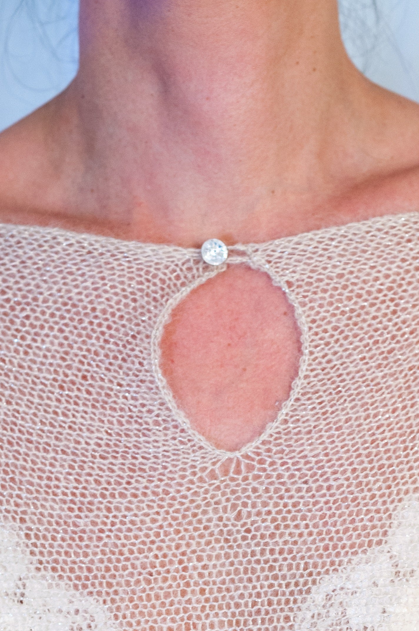 Top Color Nude con Maniche Lunghe in Mohair e Lurex e bottoncino cristallo swarovski - Mela Wedding