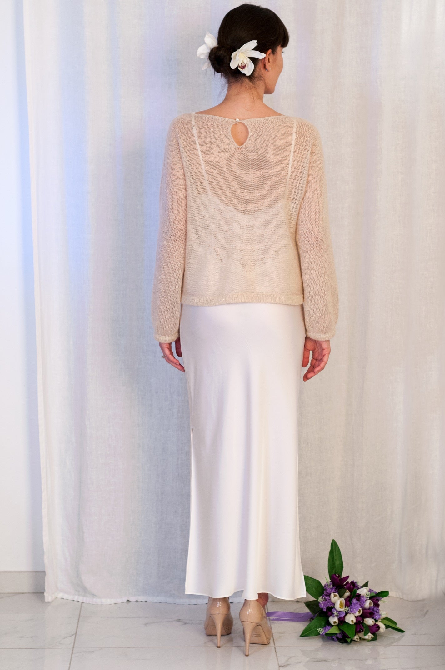 Top Color Nude con Maniche Lunghe in Mohair e Lurex e bottoncino cristallo swarovski - Mela Wedding
