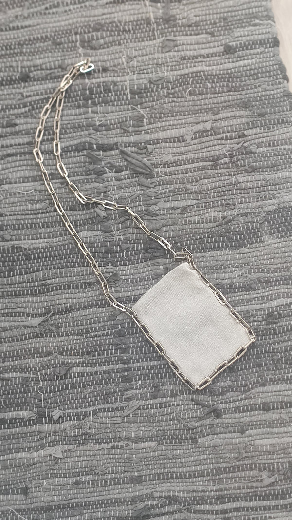 borsetta cocktail color argento in filato metallico  impreziosita da una catena in metallo che le attribuisce un look molto rock