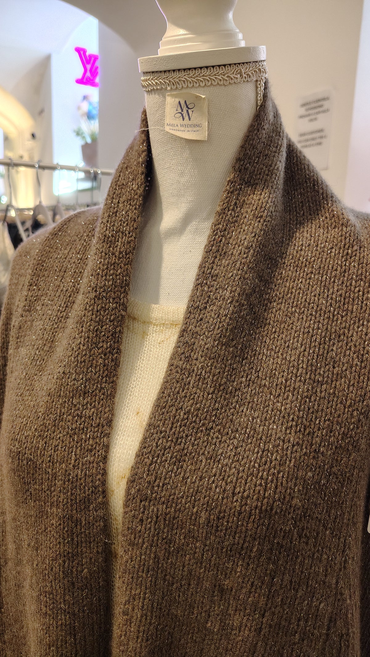 dettaglio del collo della Giacca donna in purissimo cashmere italiano tortora con sottile lurex argento, realizzata a mano