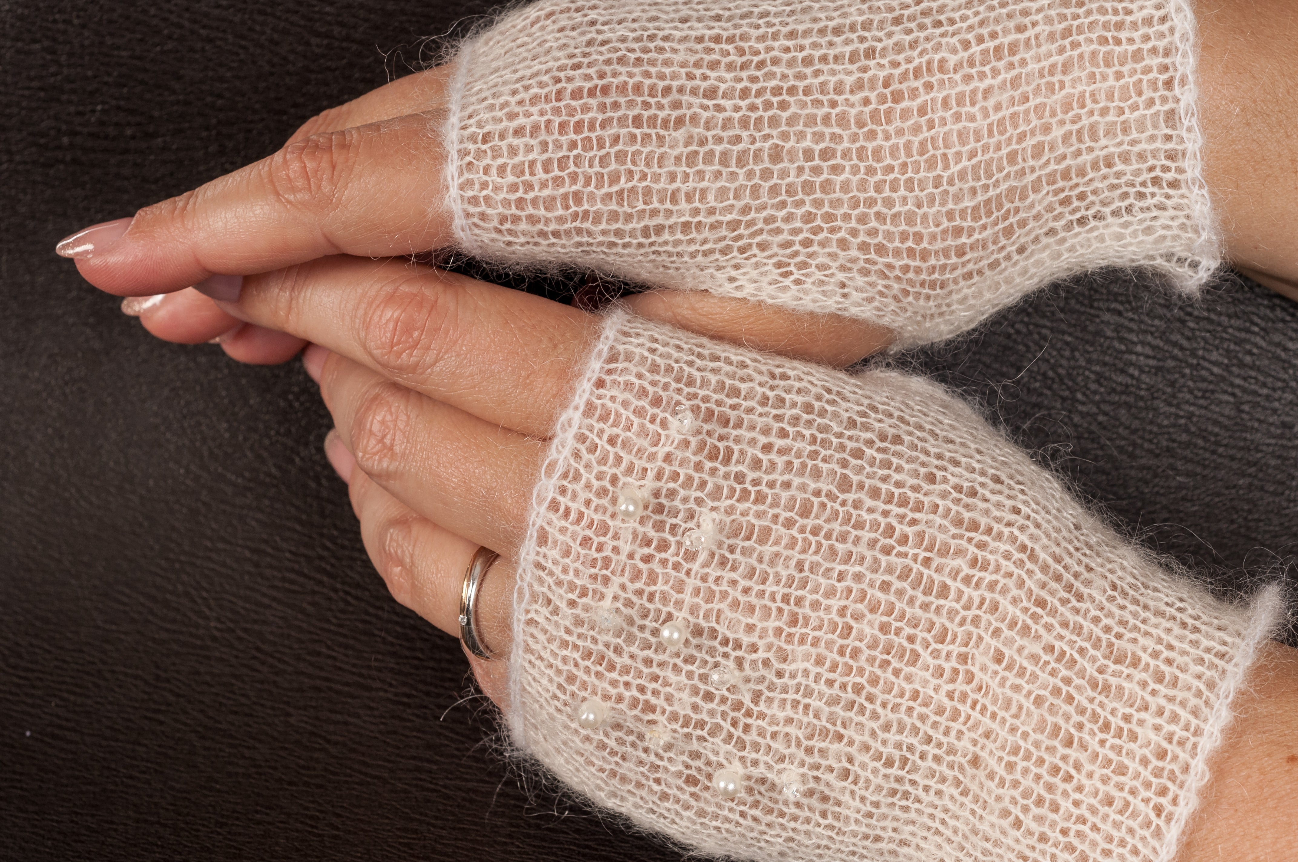caldi e leggerissimi guanti in mohair e seta perle e cristalli swarovski