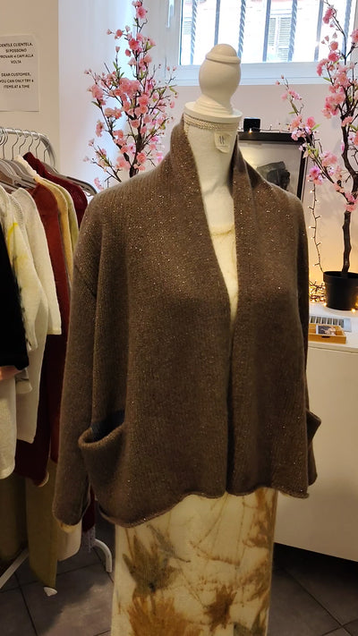 video che mostra il particolare delle tasche della Giacca donna in purissimo cashmere italiano tortora con sottile lurex argento, realizzata a mano