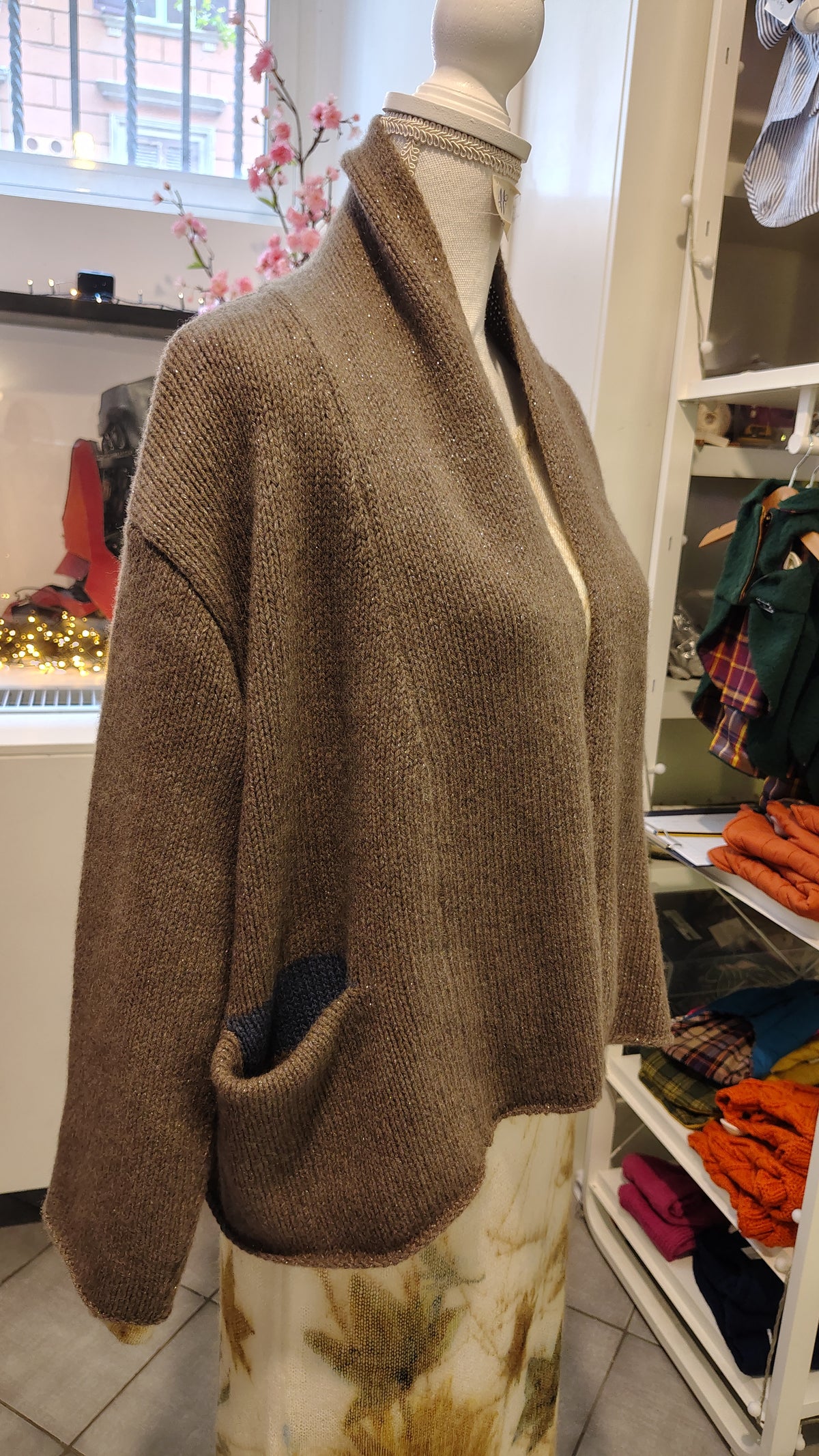 vista laterale della Giacca donna in purissimo cashmere italiano tortora con sottile lurex argento, realizzata a mano