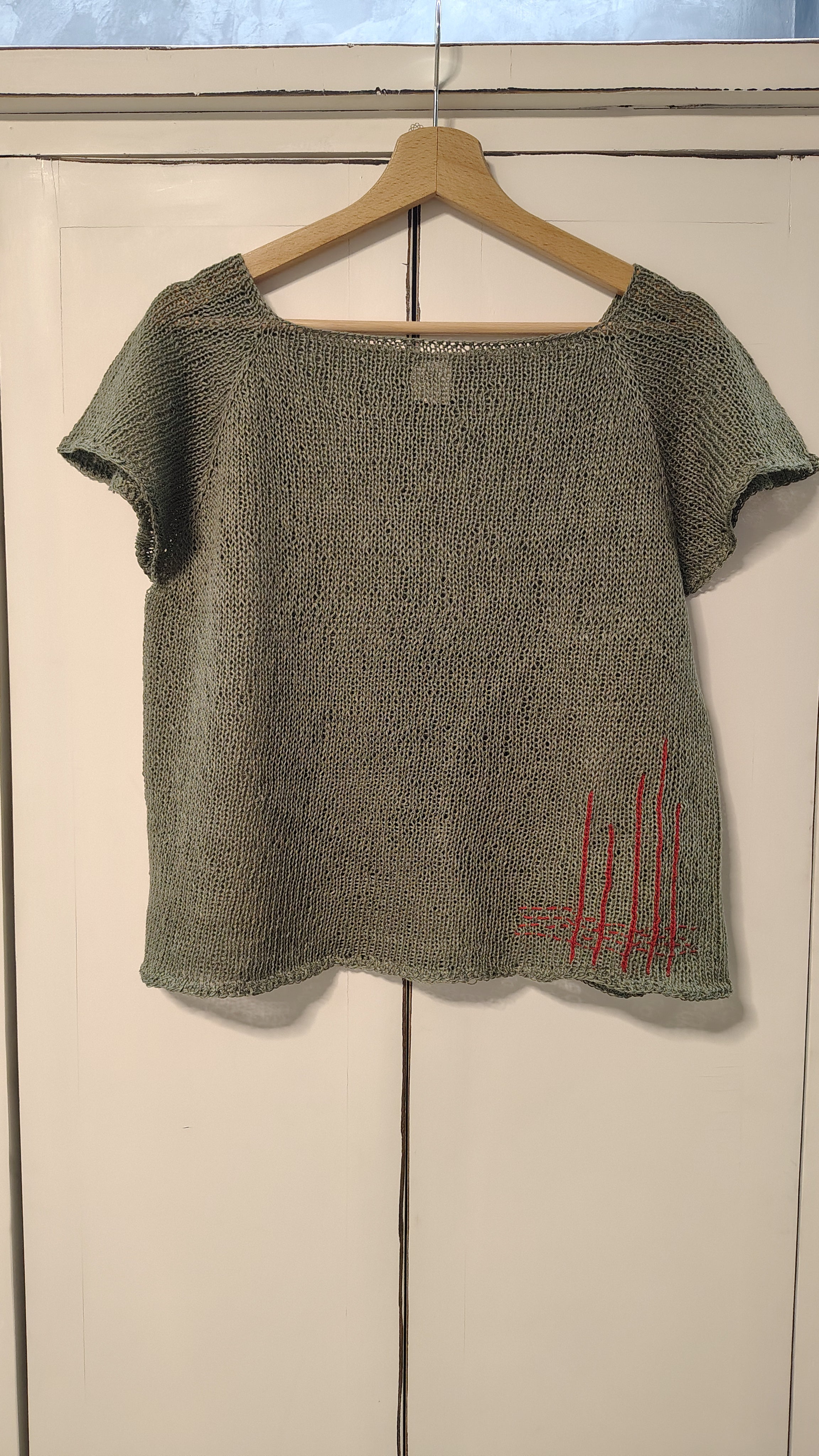 Maglia in lino donna verde oliva fatta a mano in Italia.