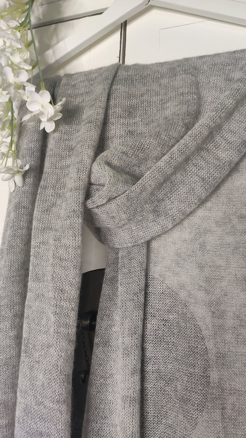 detail of the pearl gray and lurex stole in mohair and silk Mela wedding
