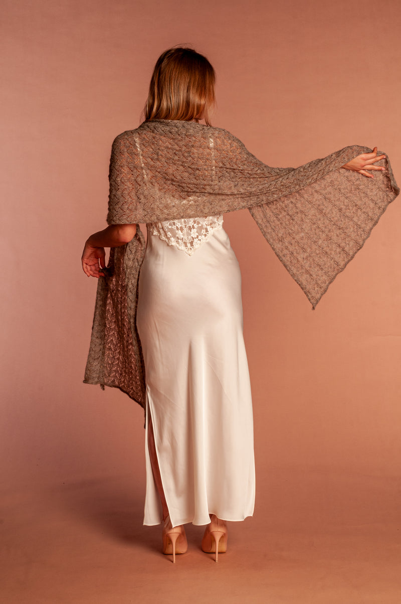 long and wide, the perforated Mela wedding stole isperfect for any of your looks