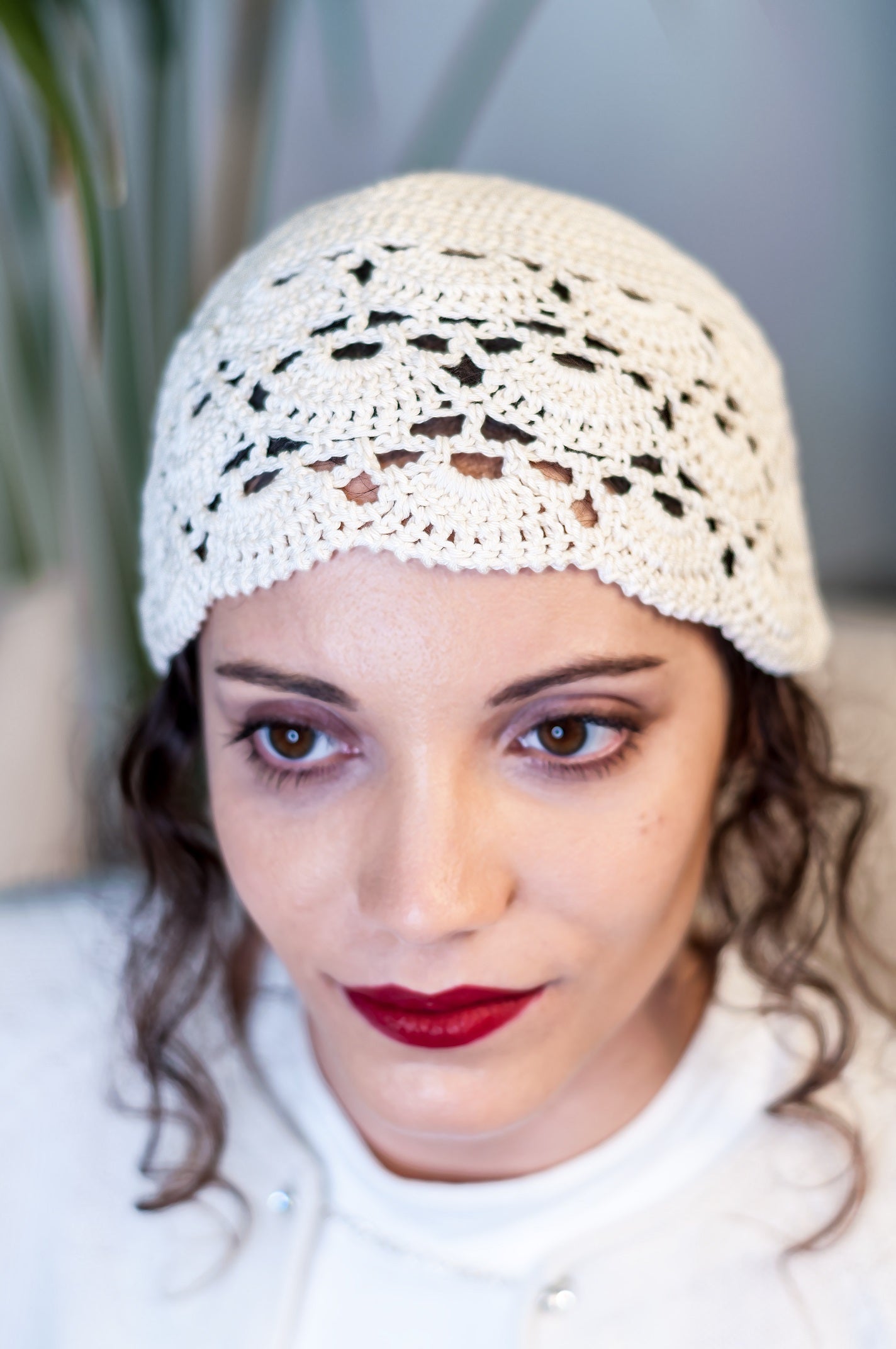 cappello da sposa all'uncinetto in seta bianco