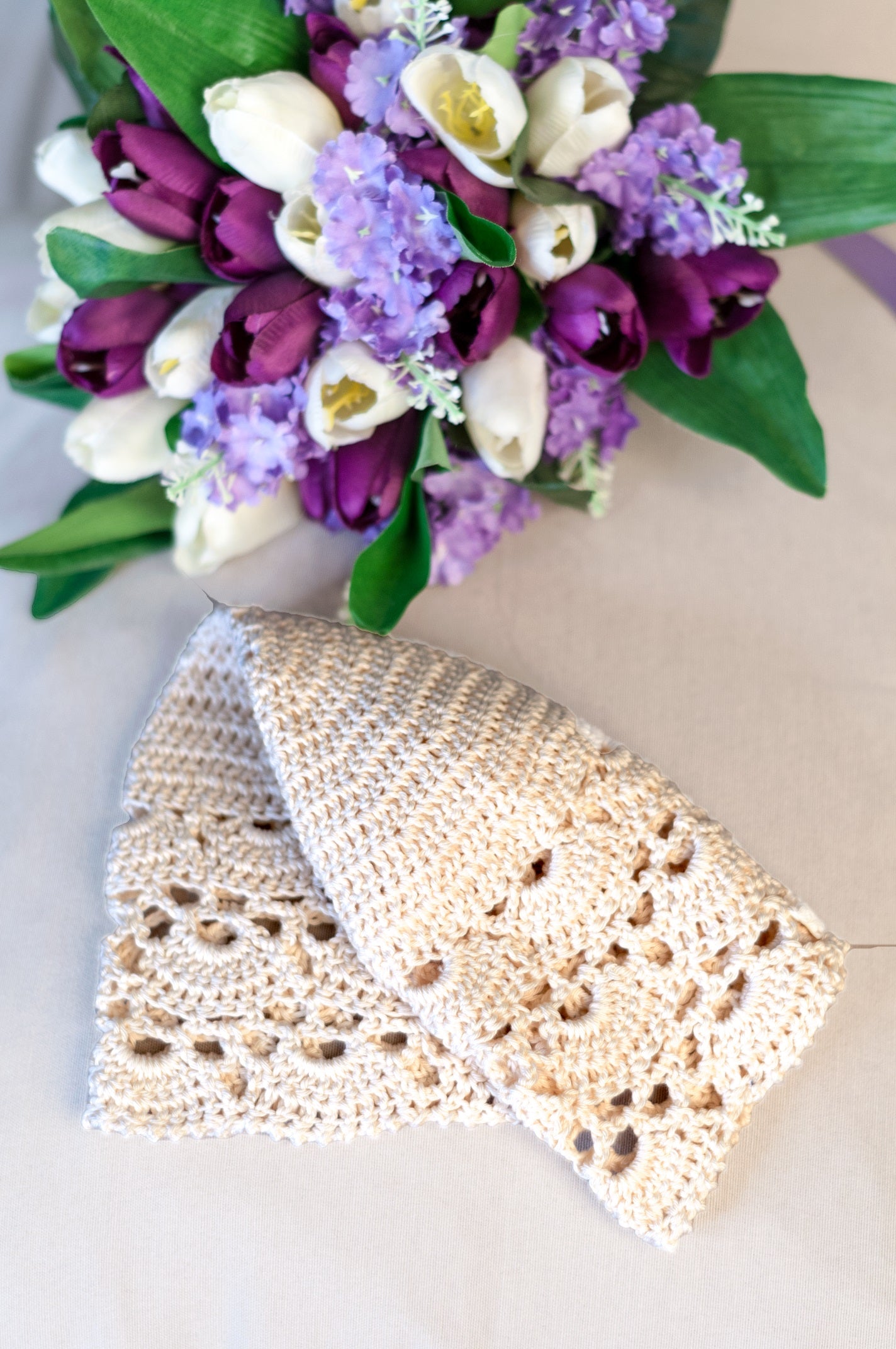 dettaglio del cappello da sposa bianco