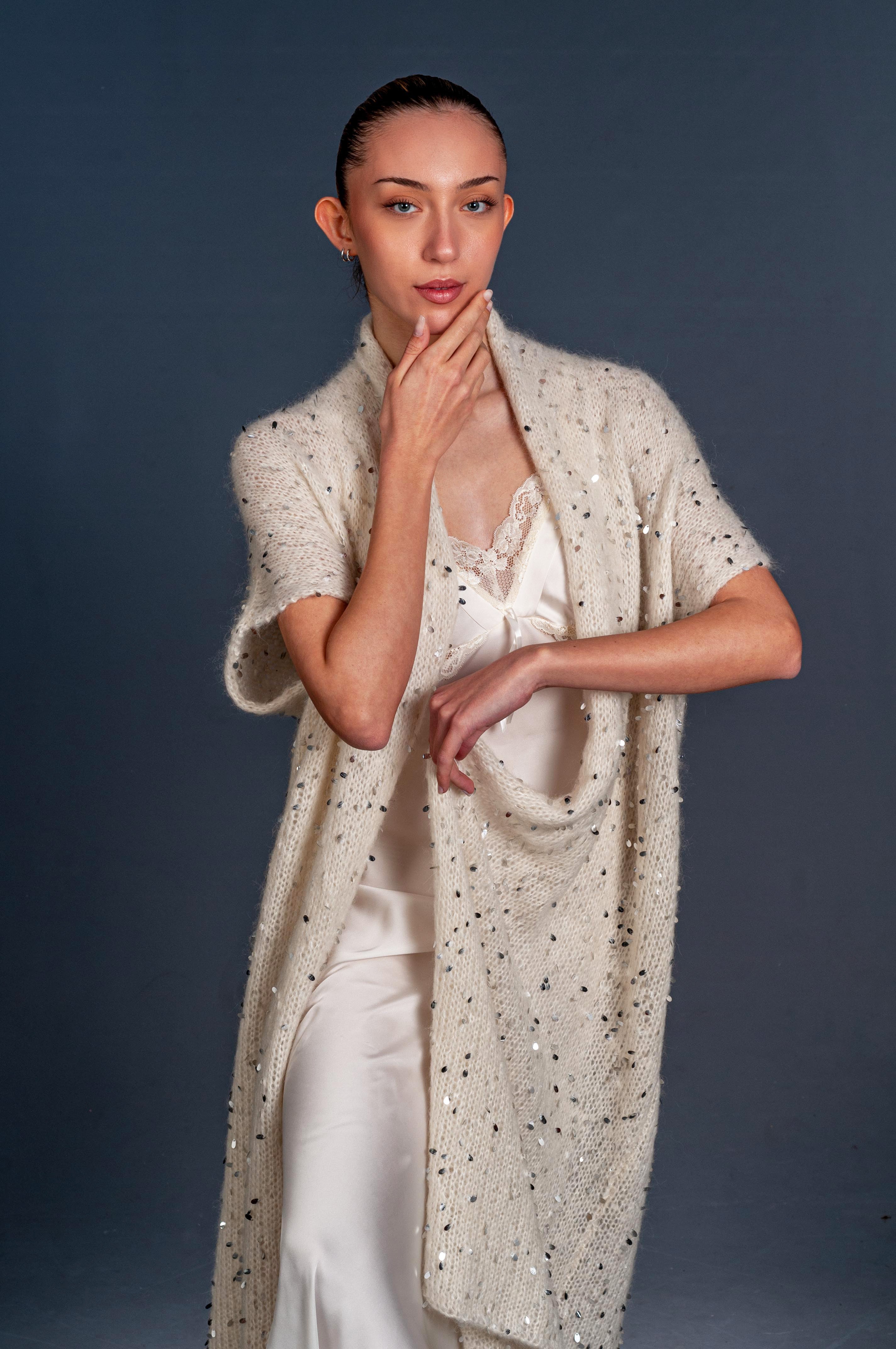 vista del particolare delle paillettes a goccia argento del cappotto mohair