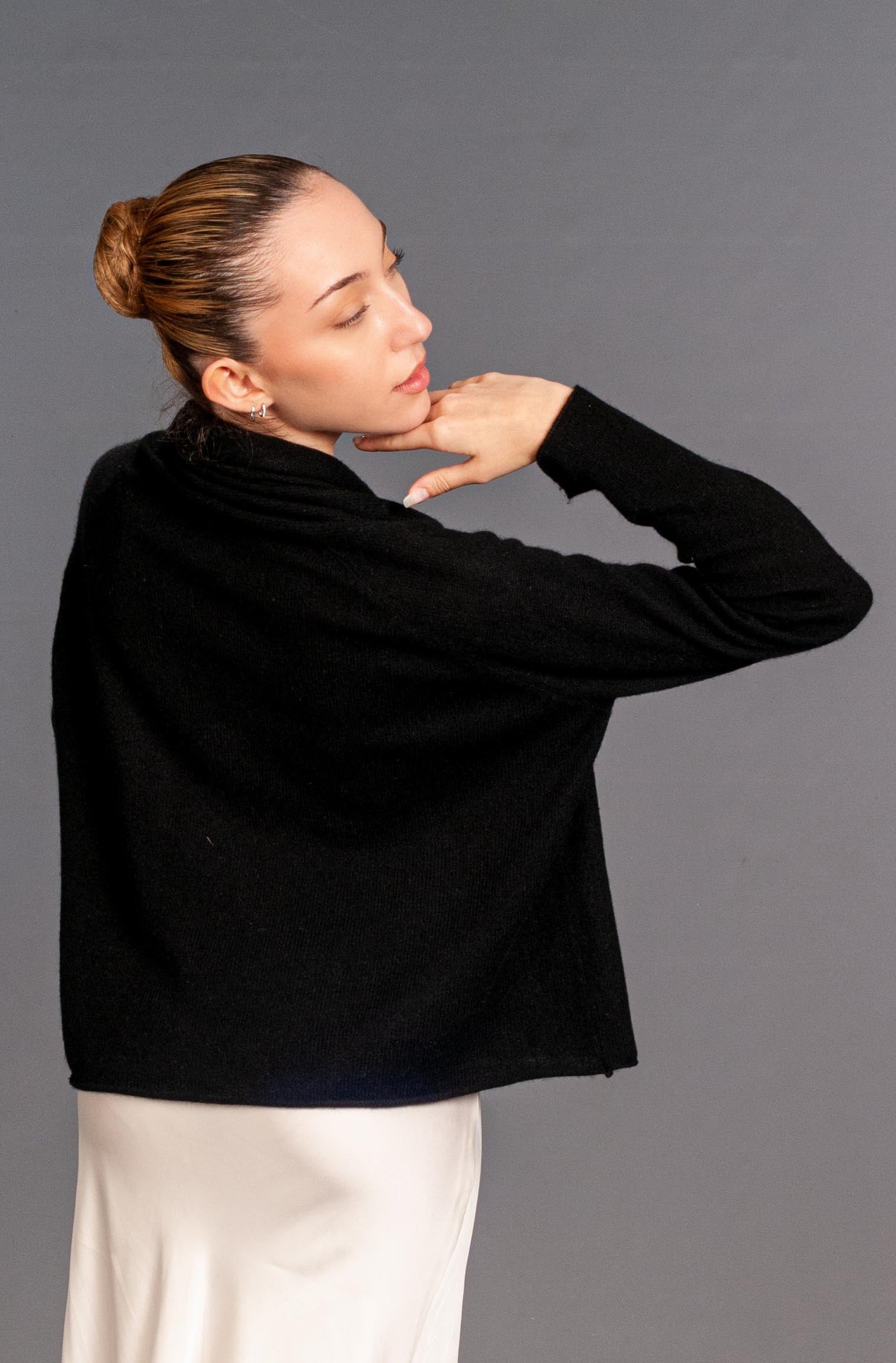 piccolo cardigan in cashmere nero estremamente rifinito nelle cuciture di alta artigianalità