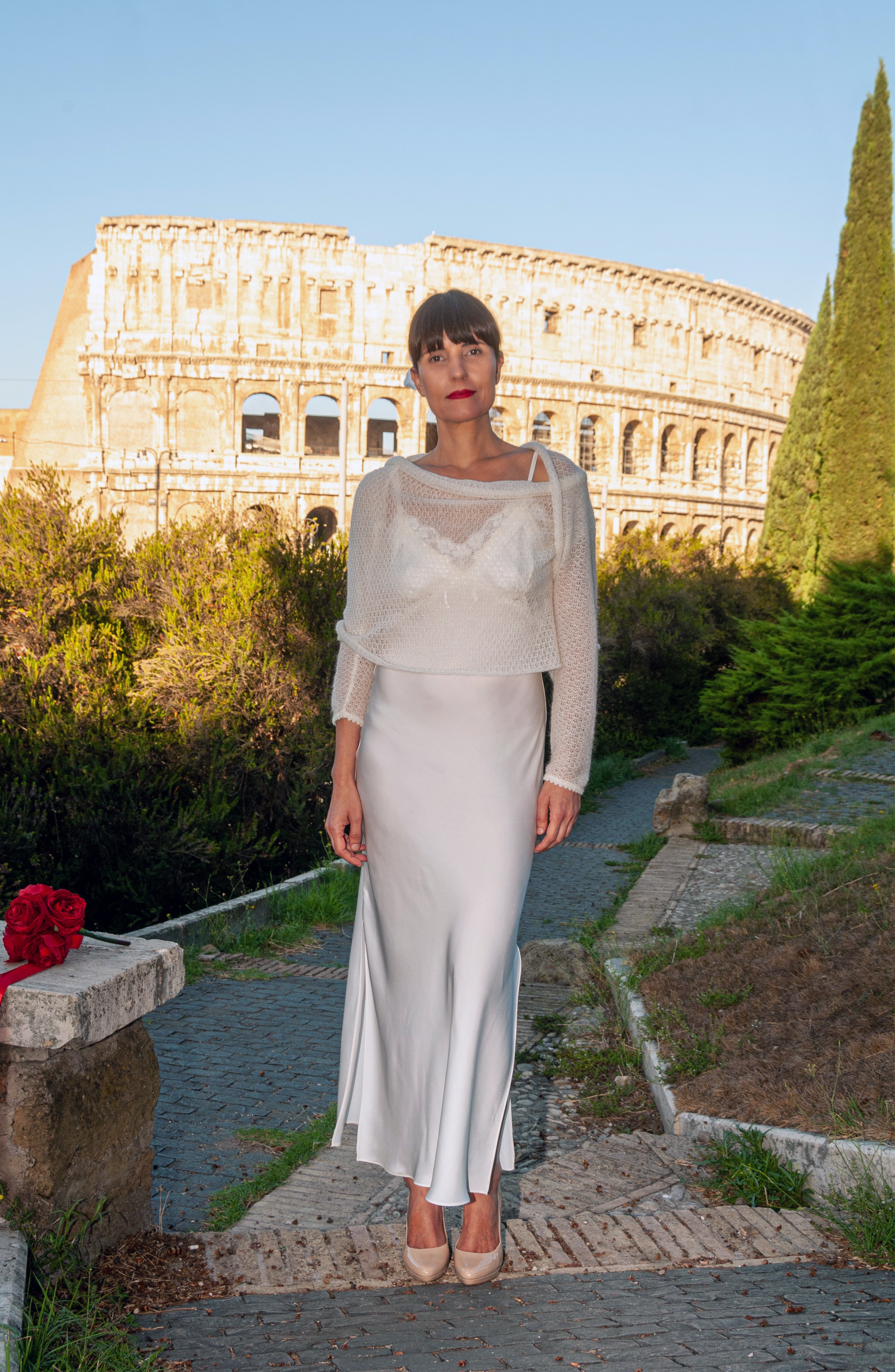 vista frontale e total look del coprispalle sposa luxory mohair mela wedding