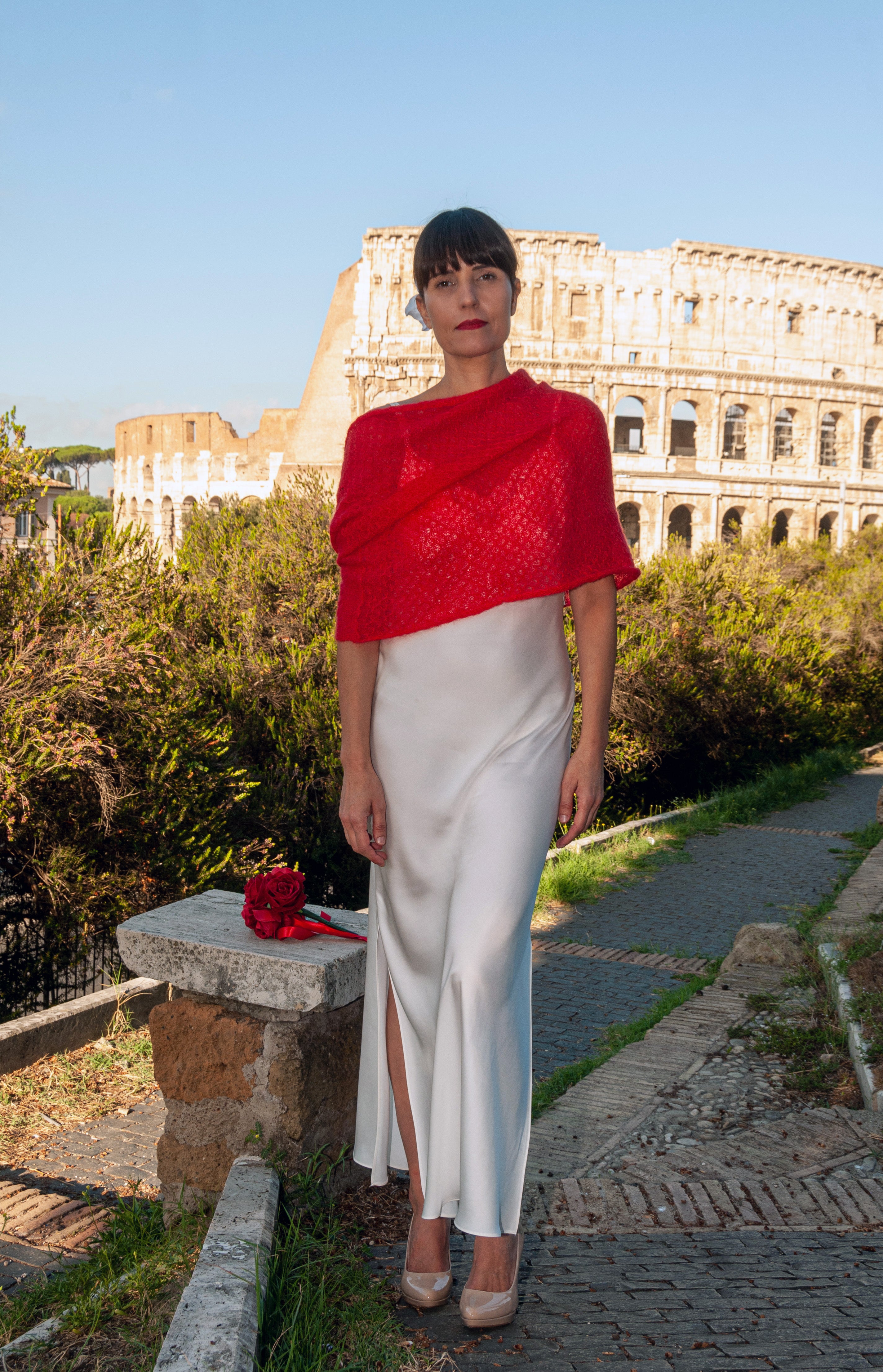 avvolgente coprispalle rosso in caldo mohair e seta