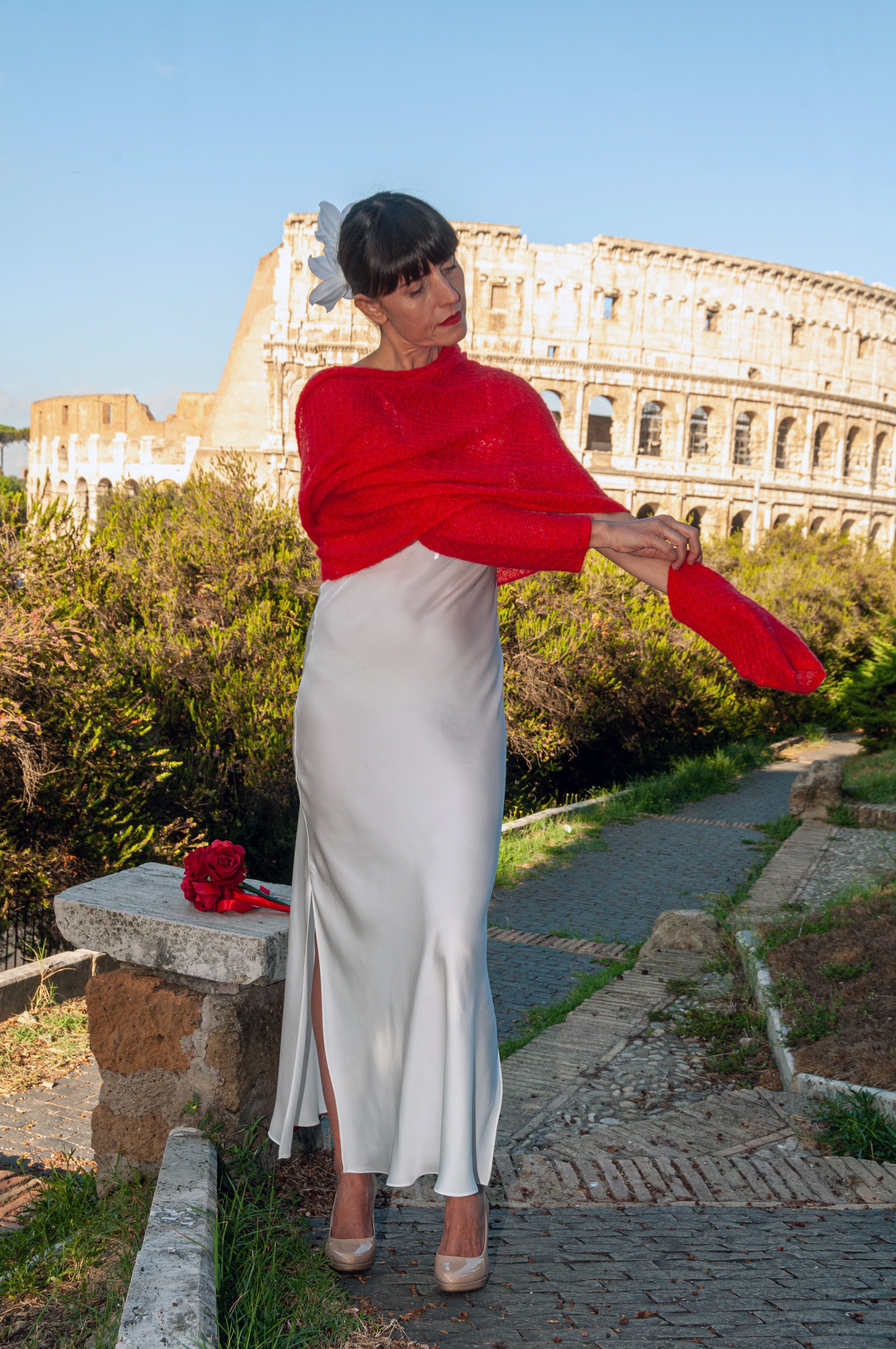 vista dei manicotti da sposa in mohair e seta colore rosso