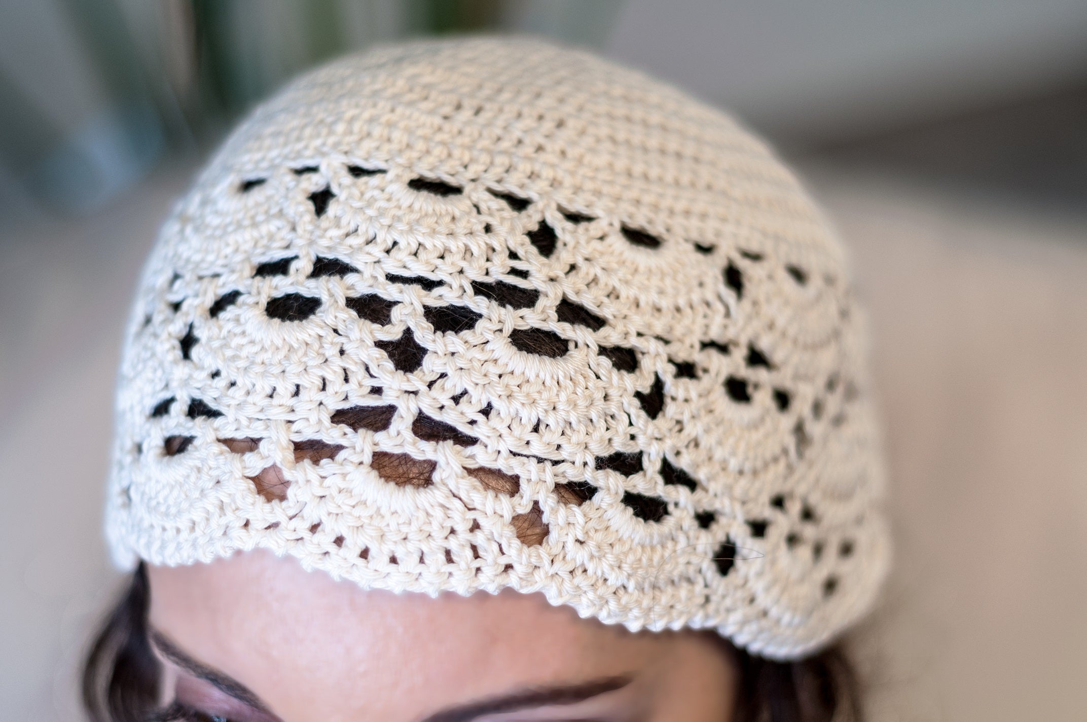 dettaglio del cappello da sposa all'uncinetto in seta bianco