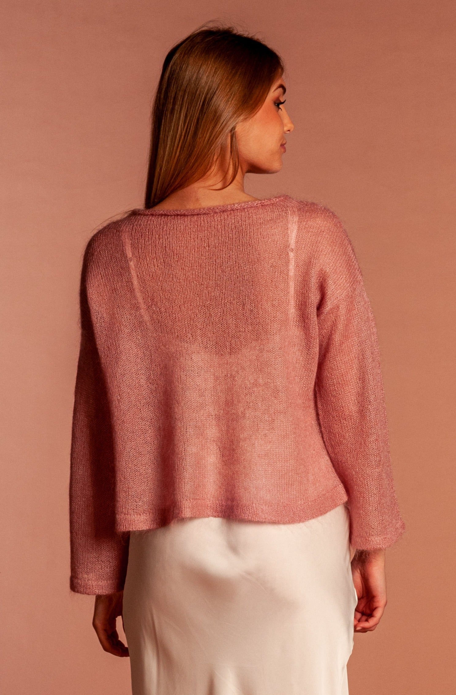 vista retro della maglia in mohair e seta mela wedding in rosa aintico con collo a cratere