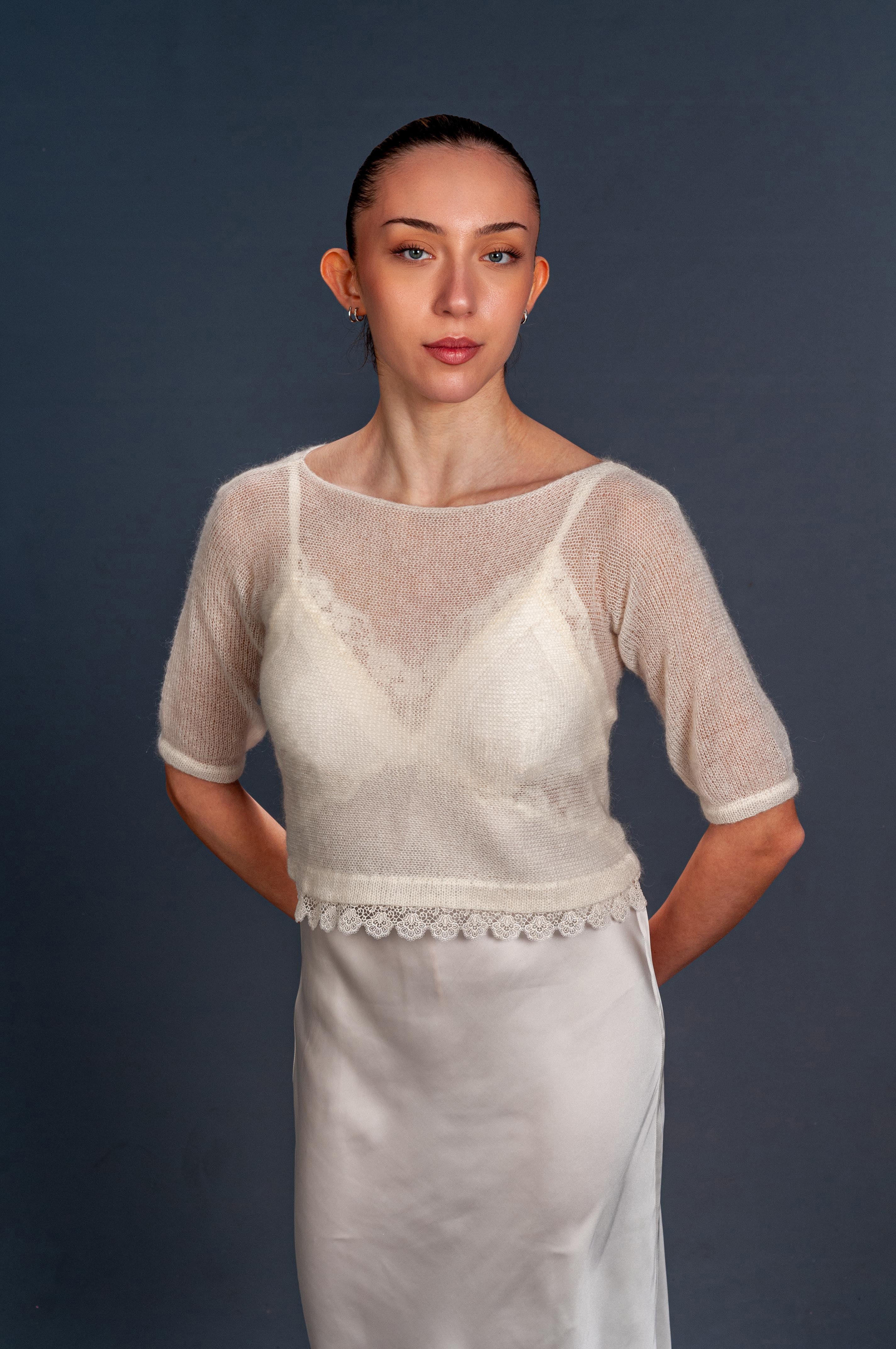trasparenza e semplicità della maglia in mohair e seta con pizzo