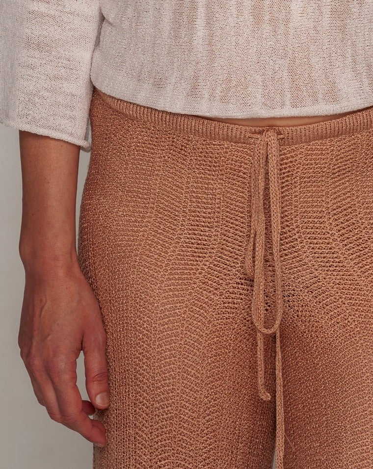 particolare del punto traforato utilizzato per realizzare il pantalone pigiama palazzo rosa cipria