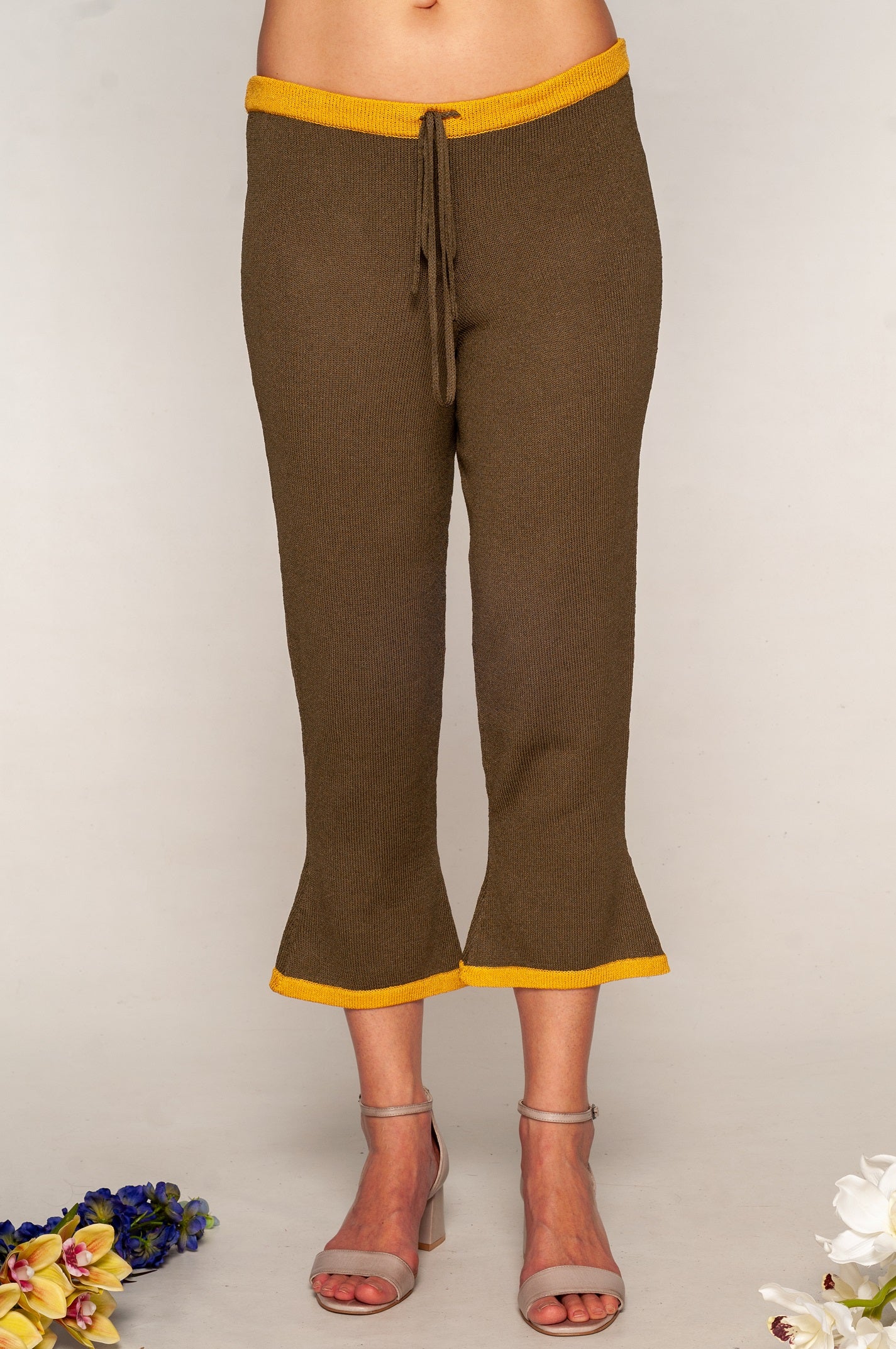 particolare dei bordi del pantalone a trombetta mela wedding verde oliva