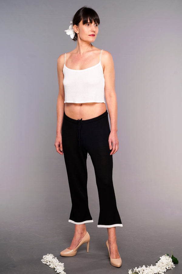 Elegant black viscose pants with white piping that leaves the ankles uncovered