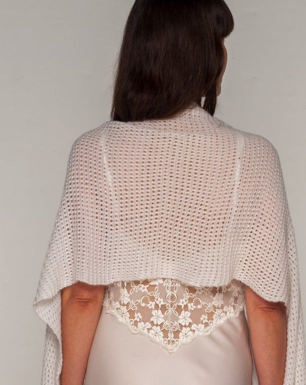 particolare del punto traforato della stola cashmere per sposa lavorata a mano