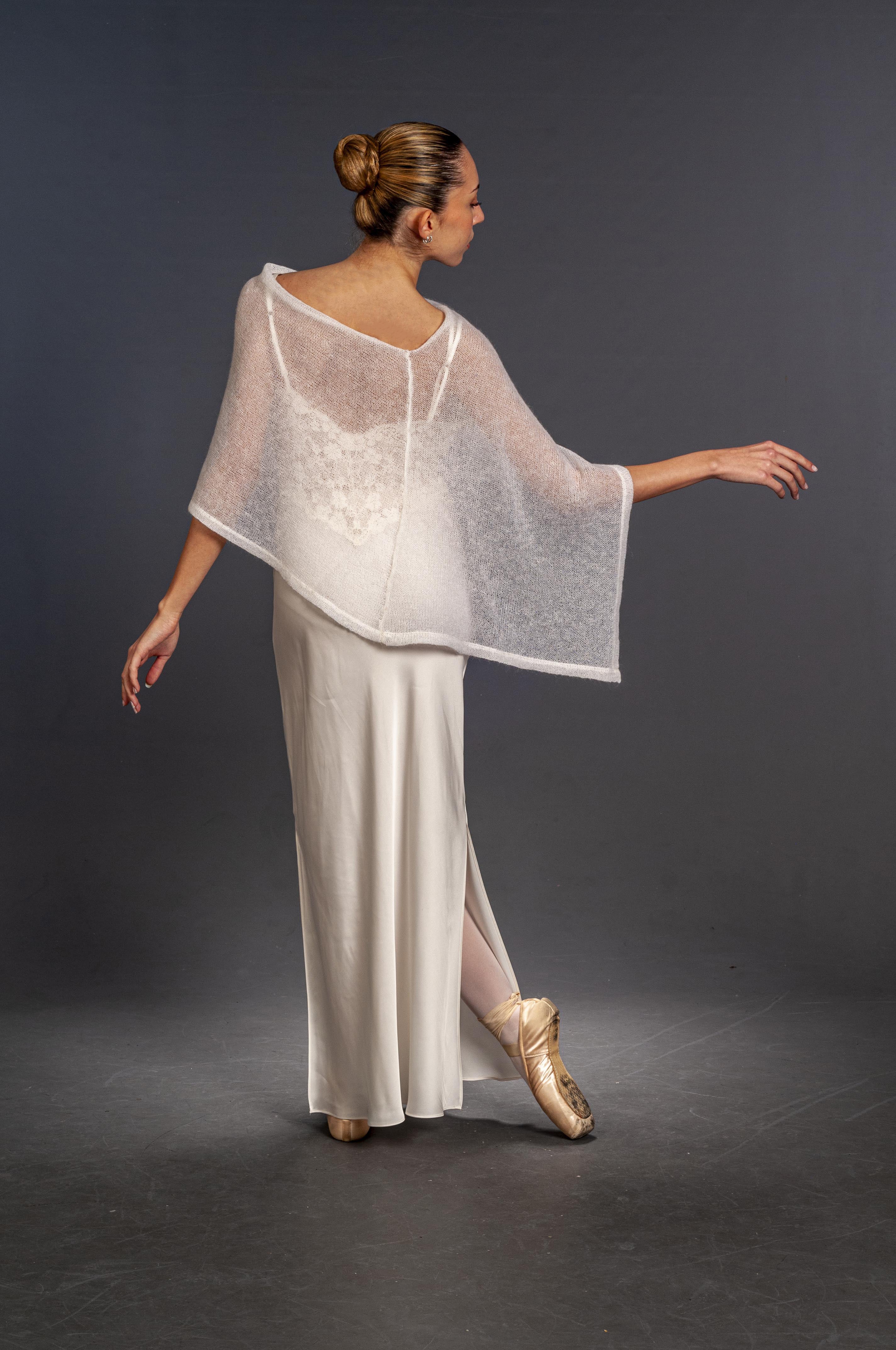 altra posizione vista dal retro del poncho per sposa mela wedding