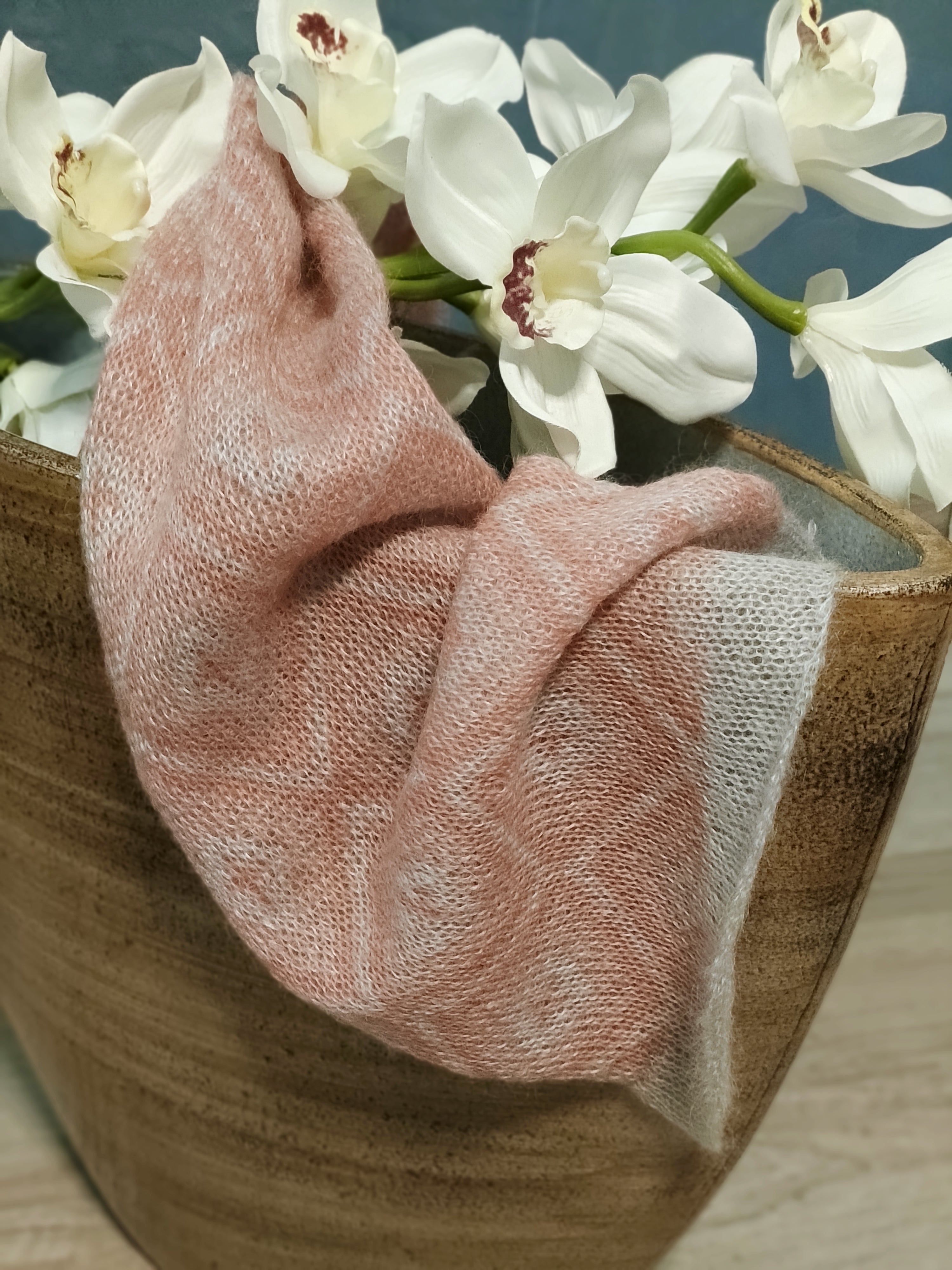 altra vista della sciarpa rosa antico grigio mohair jaquard