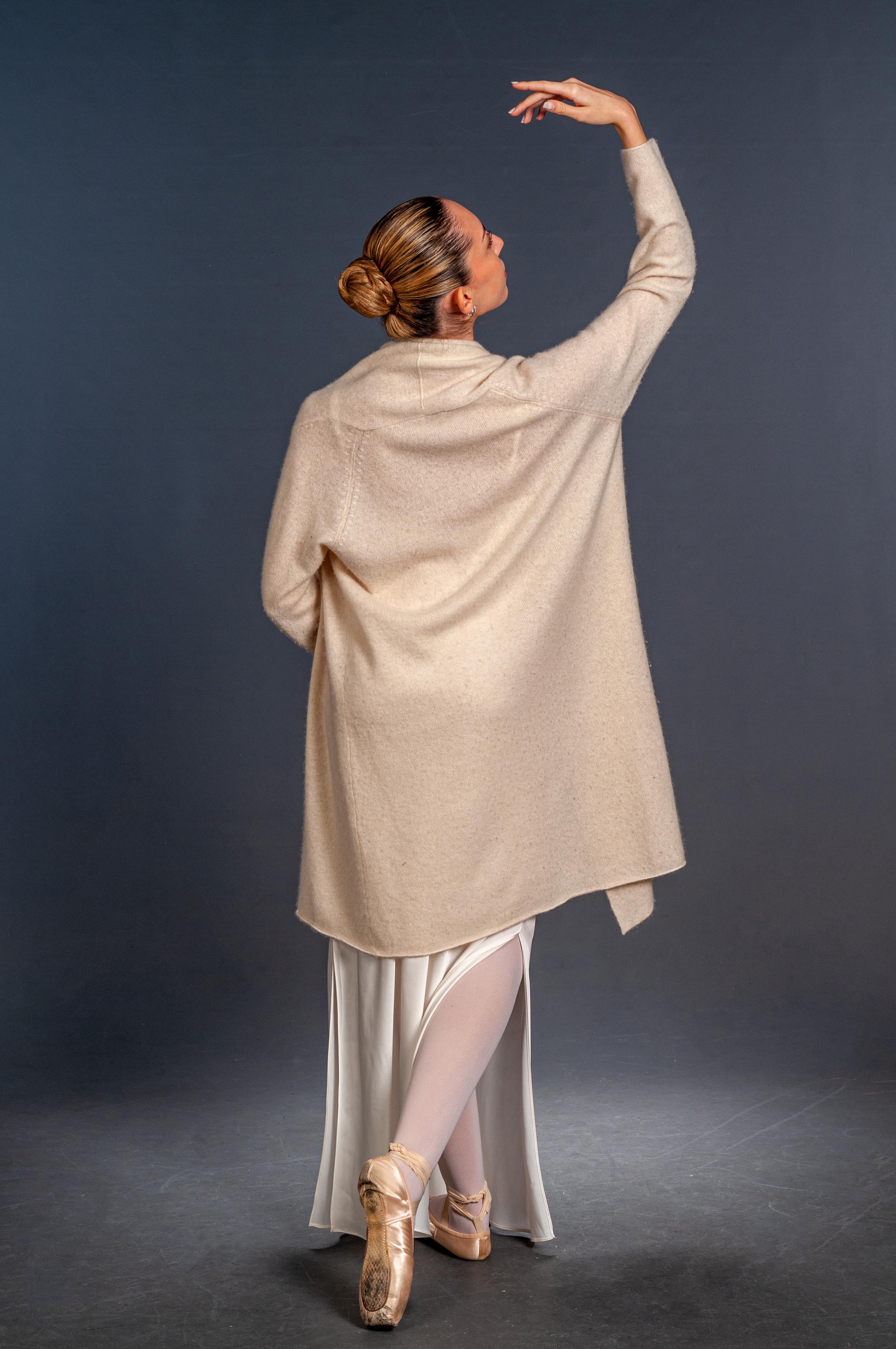 vista retro dello spolverino in puro cashmere mela wedding