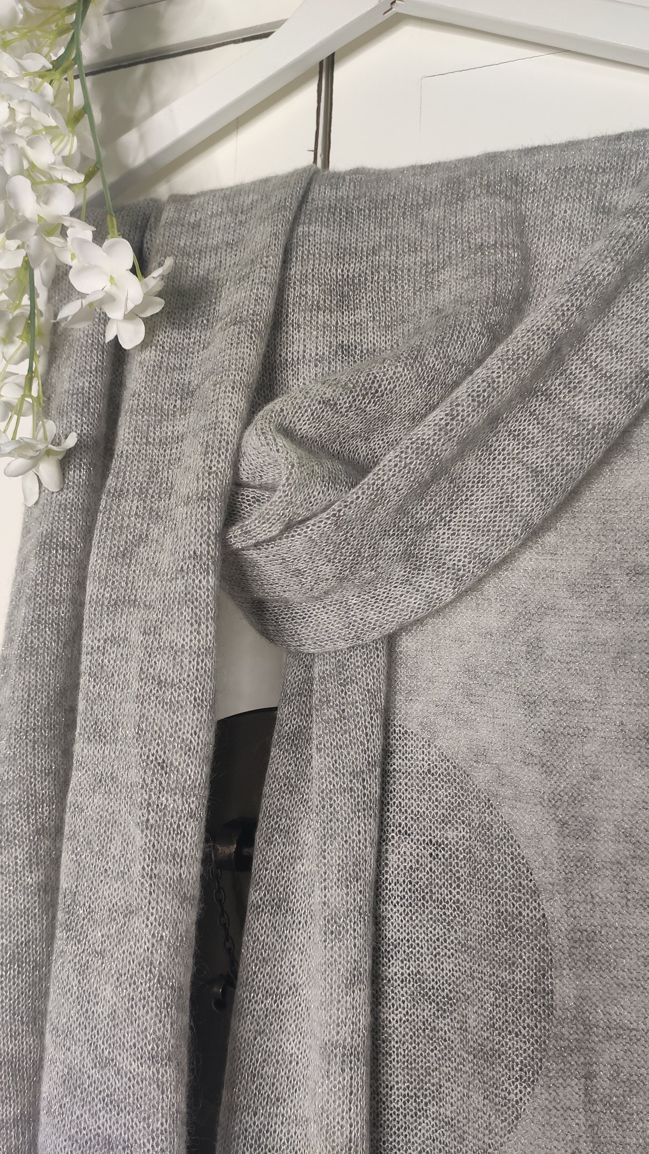 particolare della stola grigio perla e lurex in mohair e seta mela wedding