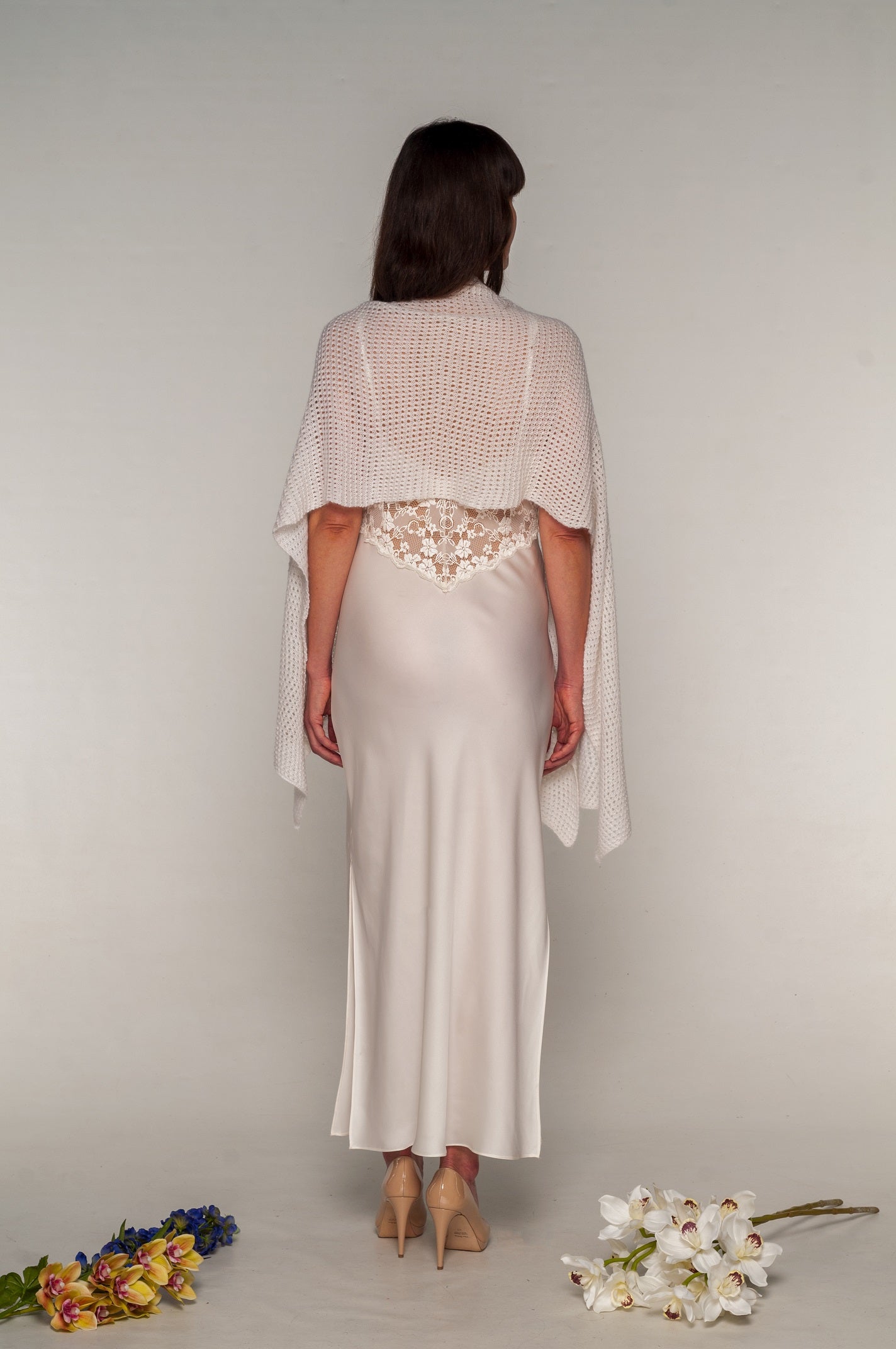 retro della stola traforata per sposa realizzata a mano con punto traforato in puro cashmere