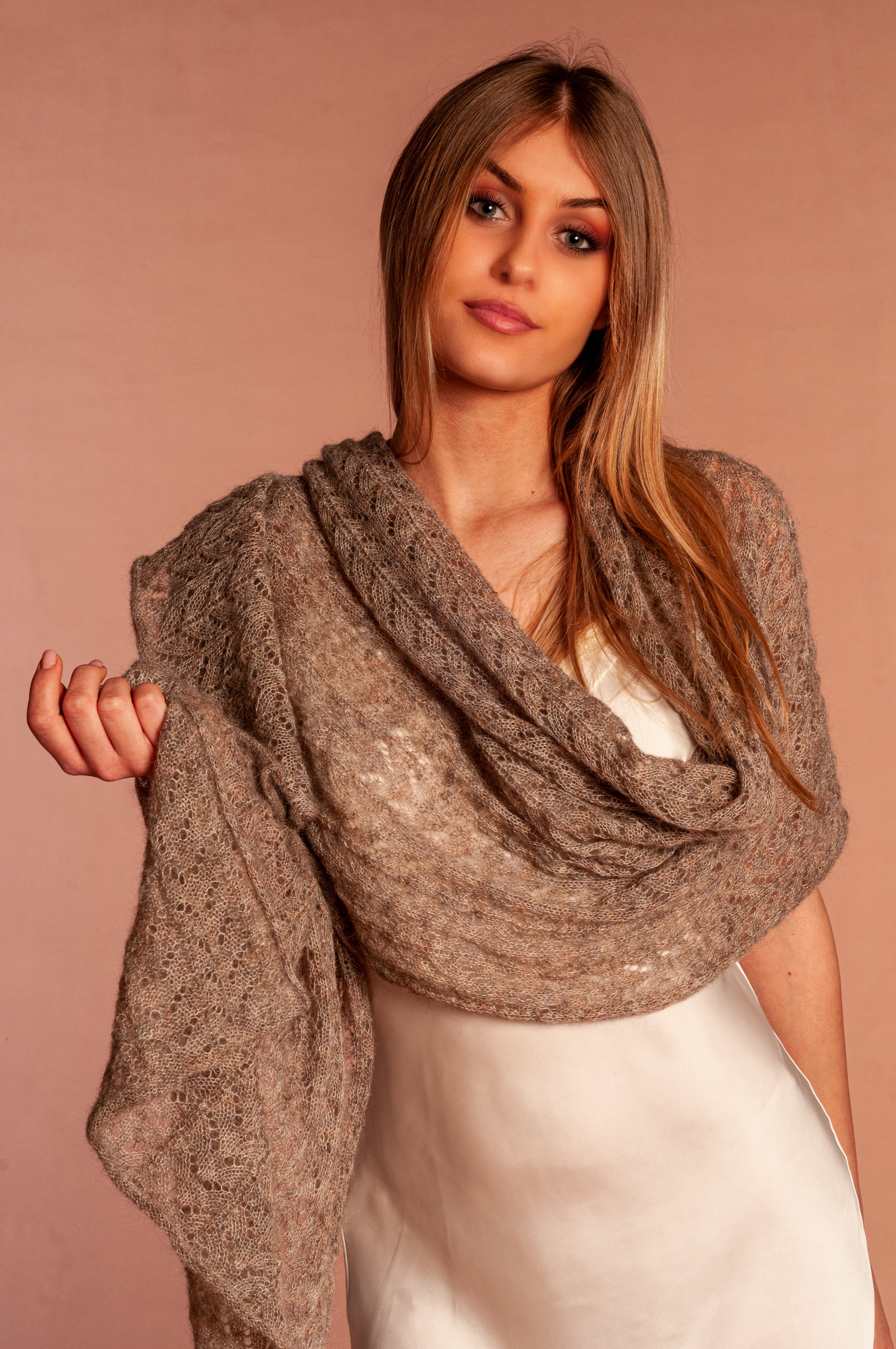 stola traforata in mohair e seta colore tortora melange