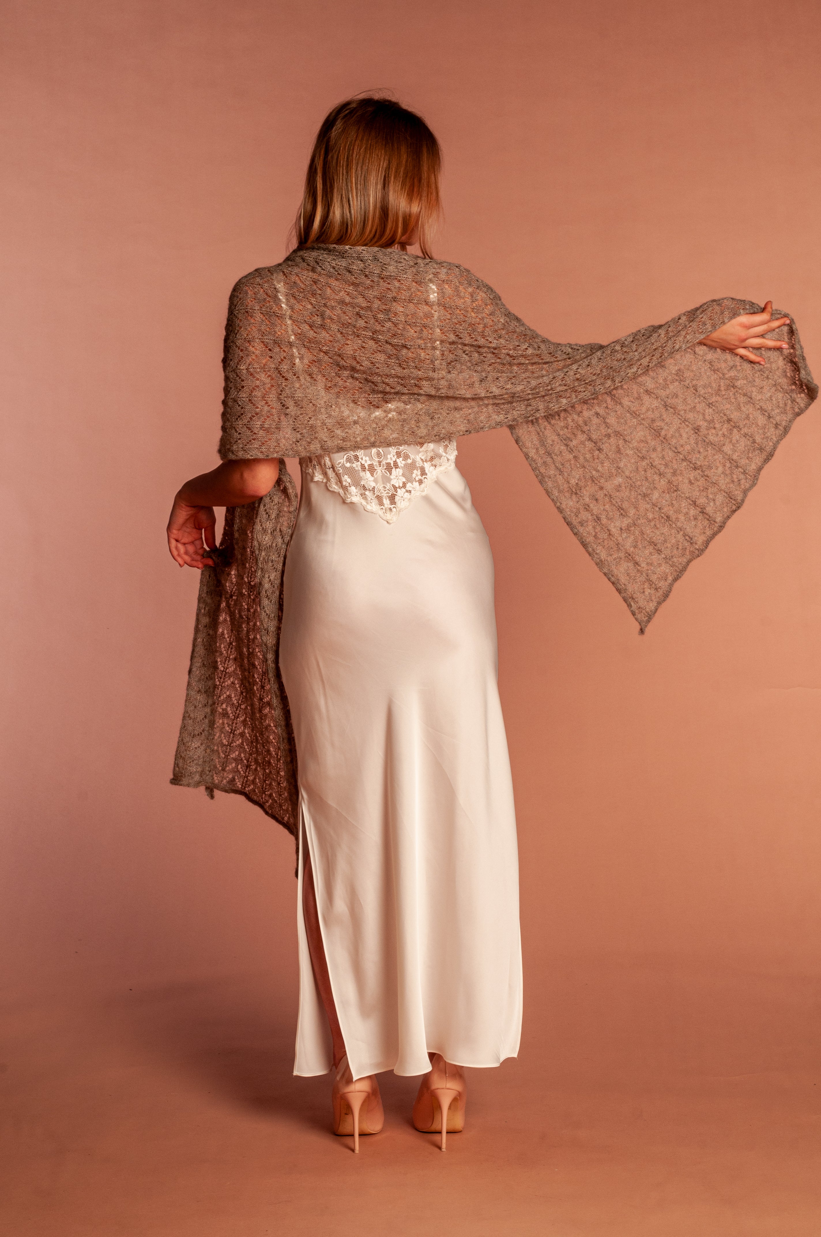 lunga e ampia, la stola traforata mela wedding è perfetta per ogni tuo look