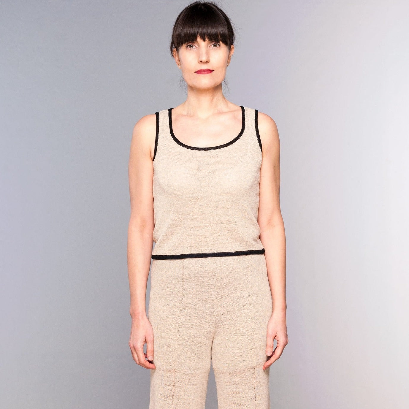 top tuta yoga beige con bordi neri